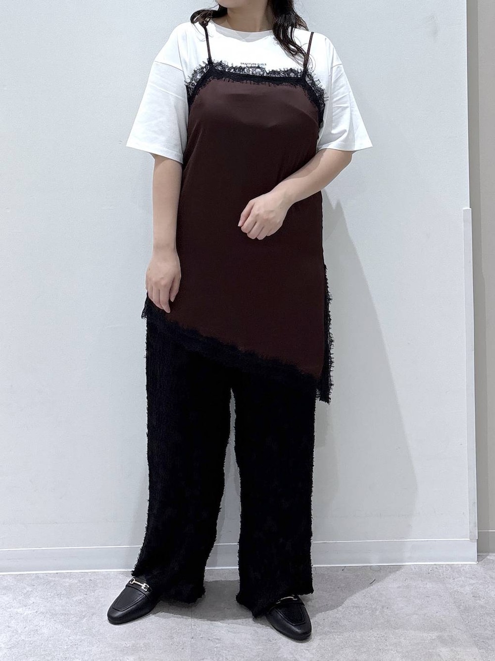 ブラウン系のキャミソール、ブラック系のその他パンツ、ブラック系のローファーを着用したレディースの夏コーディネートの1枚目の写真