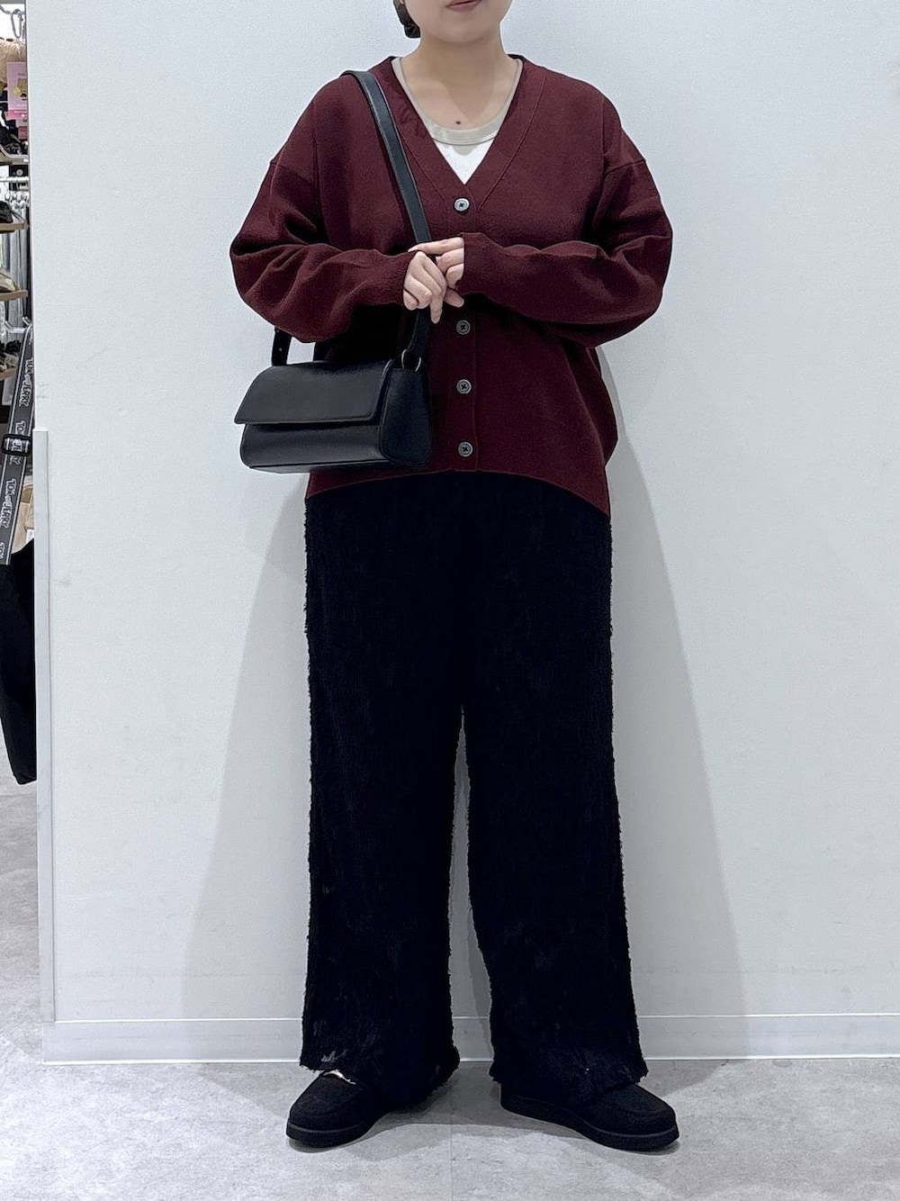 ブラック系のその他パンツ、ブラック系のショルダーバッグ、ブラック系のローファーを着用したレディースの秋コーディネートの1枚目の写真