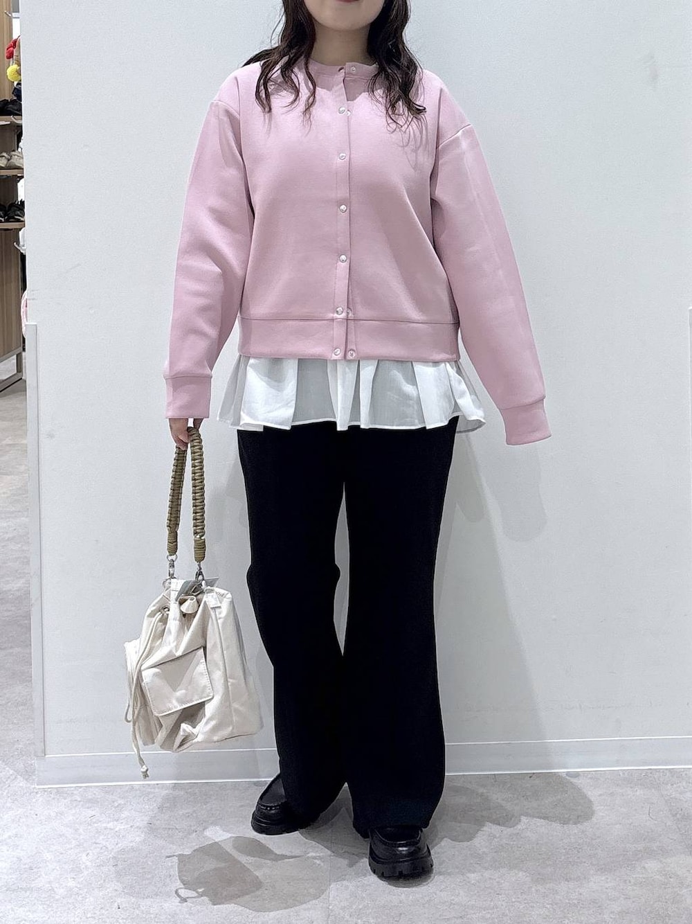 ブラック系のローファー、ピンク系のカーディガン/ボレロ、ホワイト系のTシャツ/カットソーを着用したレディースの秋コーディネートの1枚目の写真