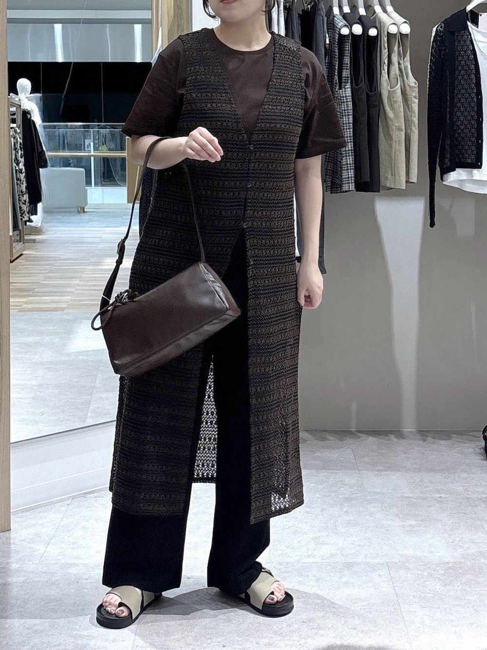 ブラック系のその他パンツ、ブラウン系のショルダーバッグ、ブラウン系のTシャツ/カットソーを着用したレディースの夏コーディネートの1枚目の写真