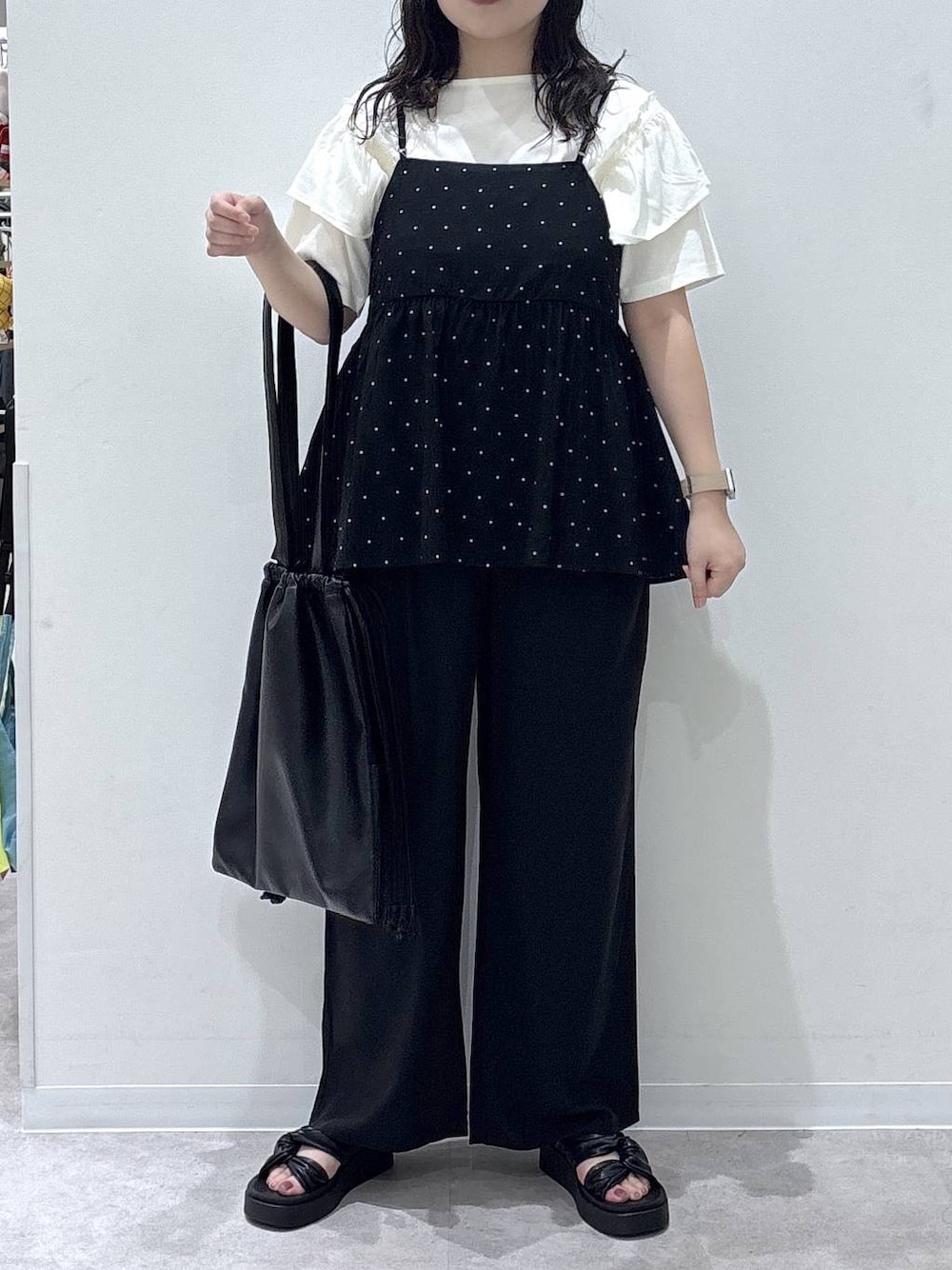 ブラック系のその他パンツ、ベージュ系のTシャツ/カットソー、ブラック系のサンダルを着用したレディースの夏コーディネートの1枚目の写真