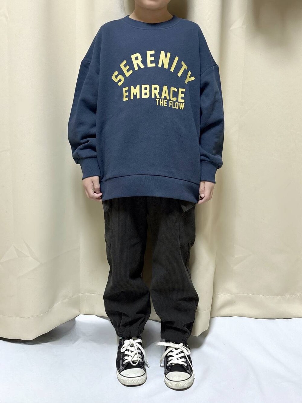 ブルー系のスウェット、グレー系のカーゴパンツを着用したキッズの秋コーディネートの1枚目の写真