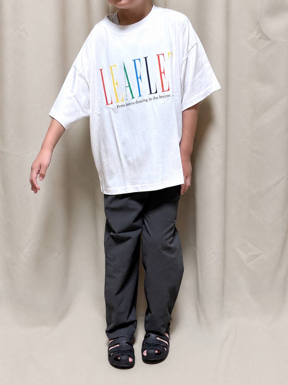グレー系のその他パンツ、ホワイト系のTシャツ/カットソーを着用したキッズの夏コーディネートの1枚目の写真