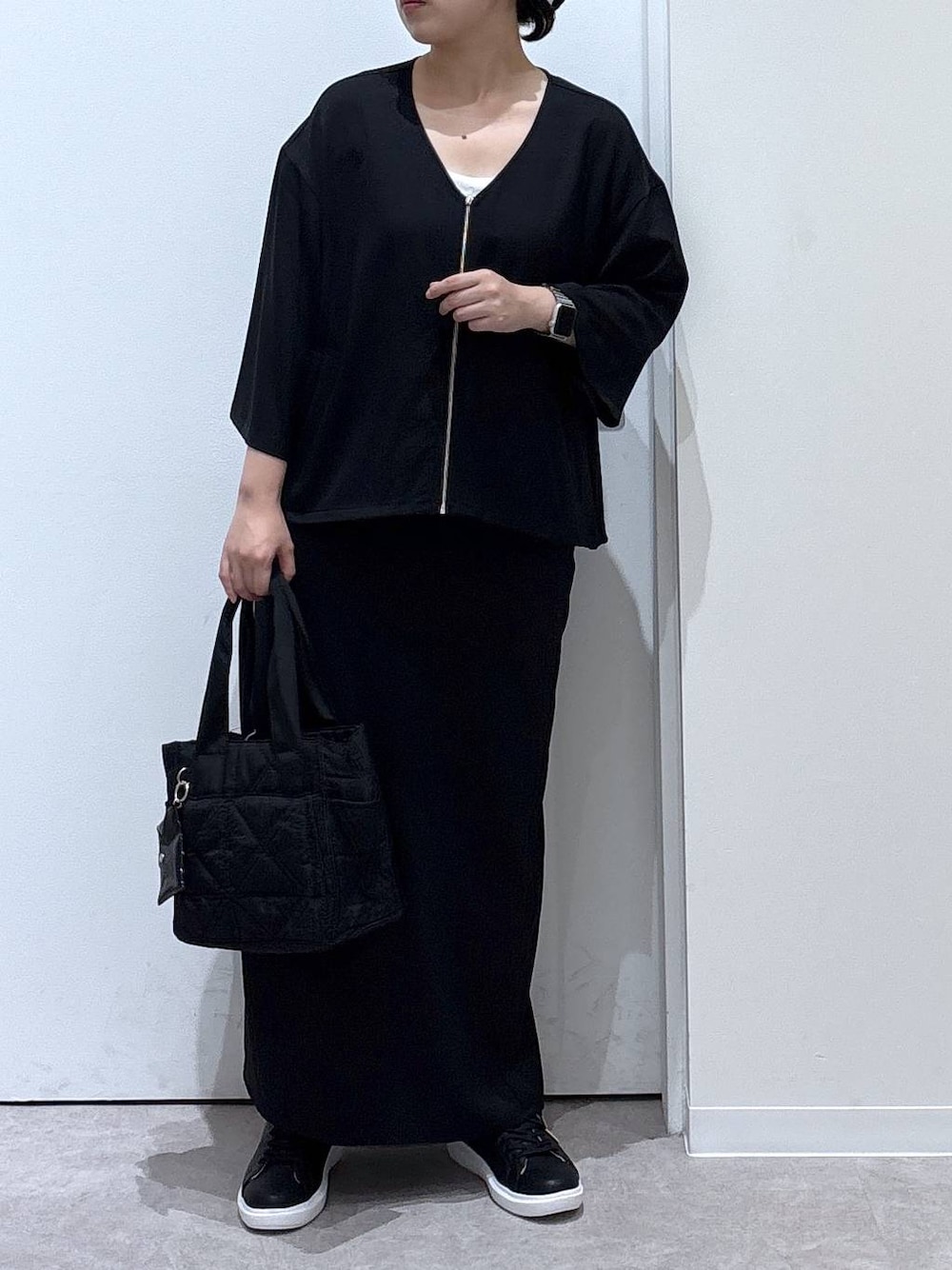 「体型カバー、着痩せ・細見え、ゆったり、休日コーデ、ママコーデ、ぽっちゃり_GLOBAL WORK、リラックス、カジュアル、オーバーサイズ、GLOBAL WORK、ブルゾン、シャツ、セットアップ、スカート、スニーカー」｜「GLOBAL WORKのエアかるコートスニーカー/135742（スニーカー、ブラック系）」を使った、かとやまさん（レディース・158cm）の秋コーディネートの1枚目の写真