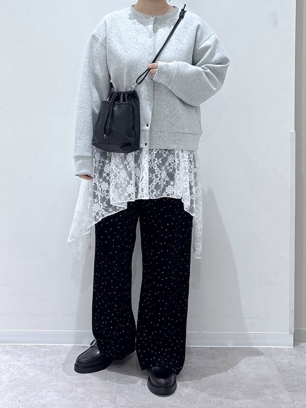 その他のその他パンツ、ブラック系のローファー、グレー系のカーディガン/ボレロを着用したレディースの秋コーディネートの1枚目の写真