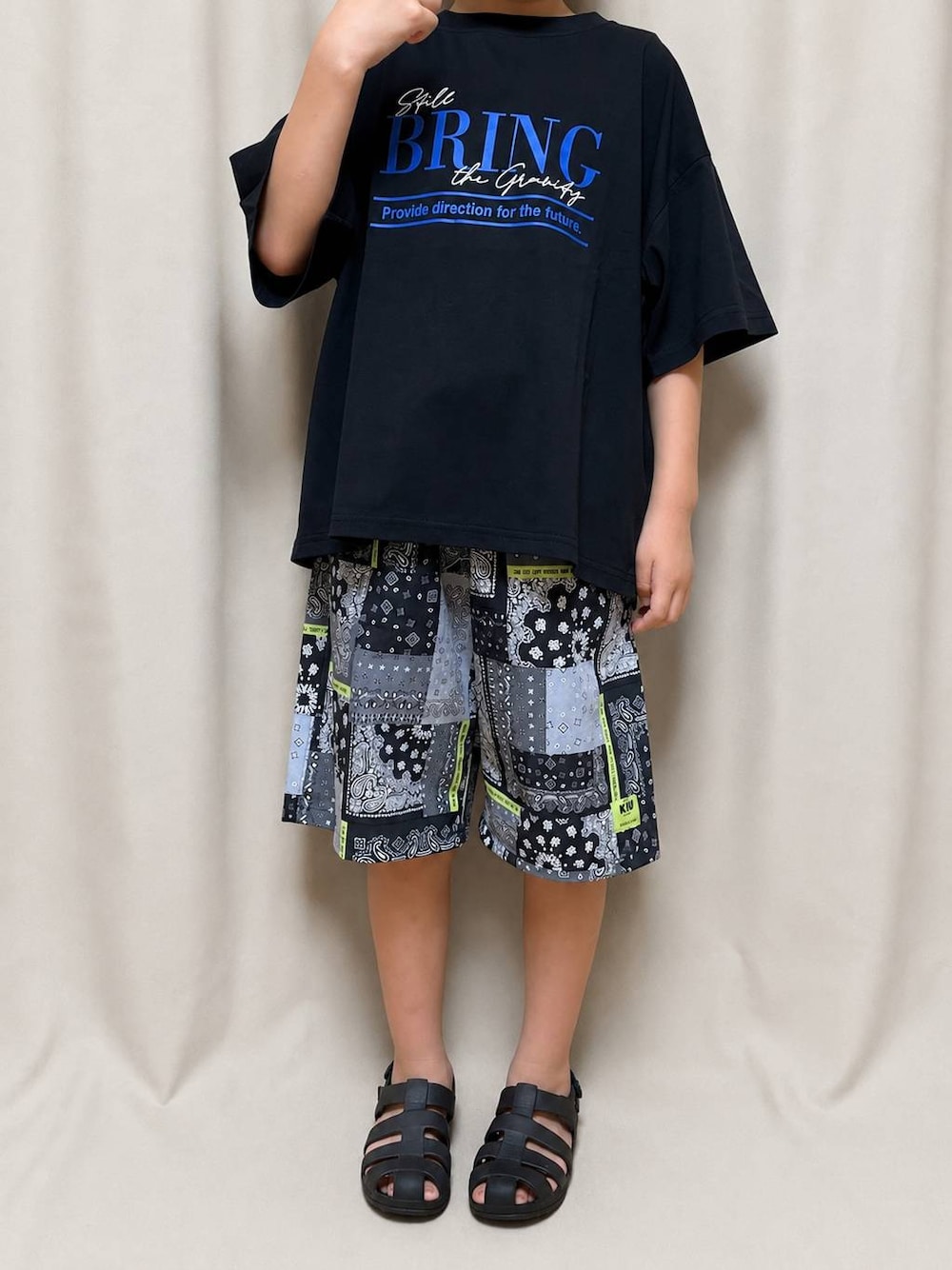 その他のその他パンツ、ブラック系のTシャツ/カットソーを着用したレディースの夏コーディネートの1枚目の写真