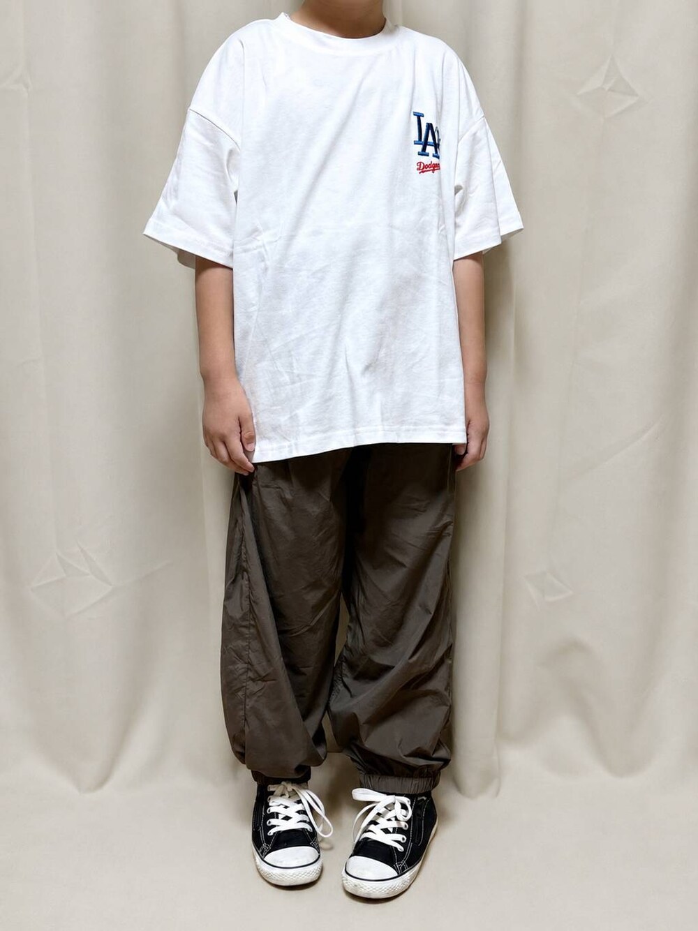 ブラウン系のその他パンツ、その他のTシャツ/カットソーを着用したキッズの秋コーディネートの1枚目の写真