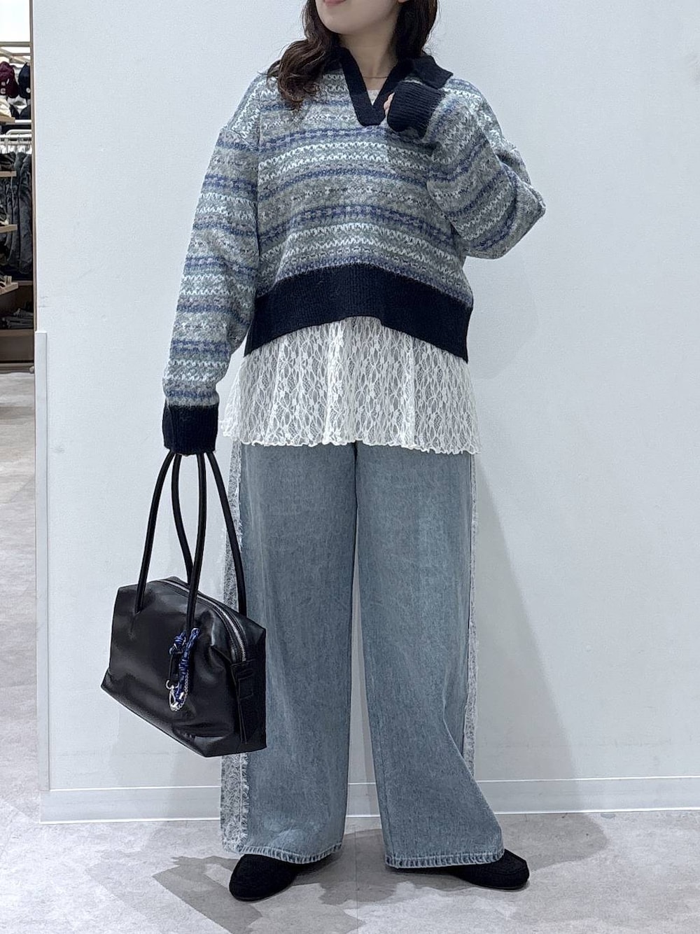 ブラック系のモカシン/デッキシューズ、ブラック系のボストンバッグ、ホワイト系のその他トップスを着用したレディースの秋コーディネートの1枚目の写真