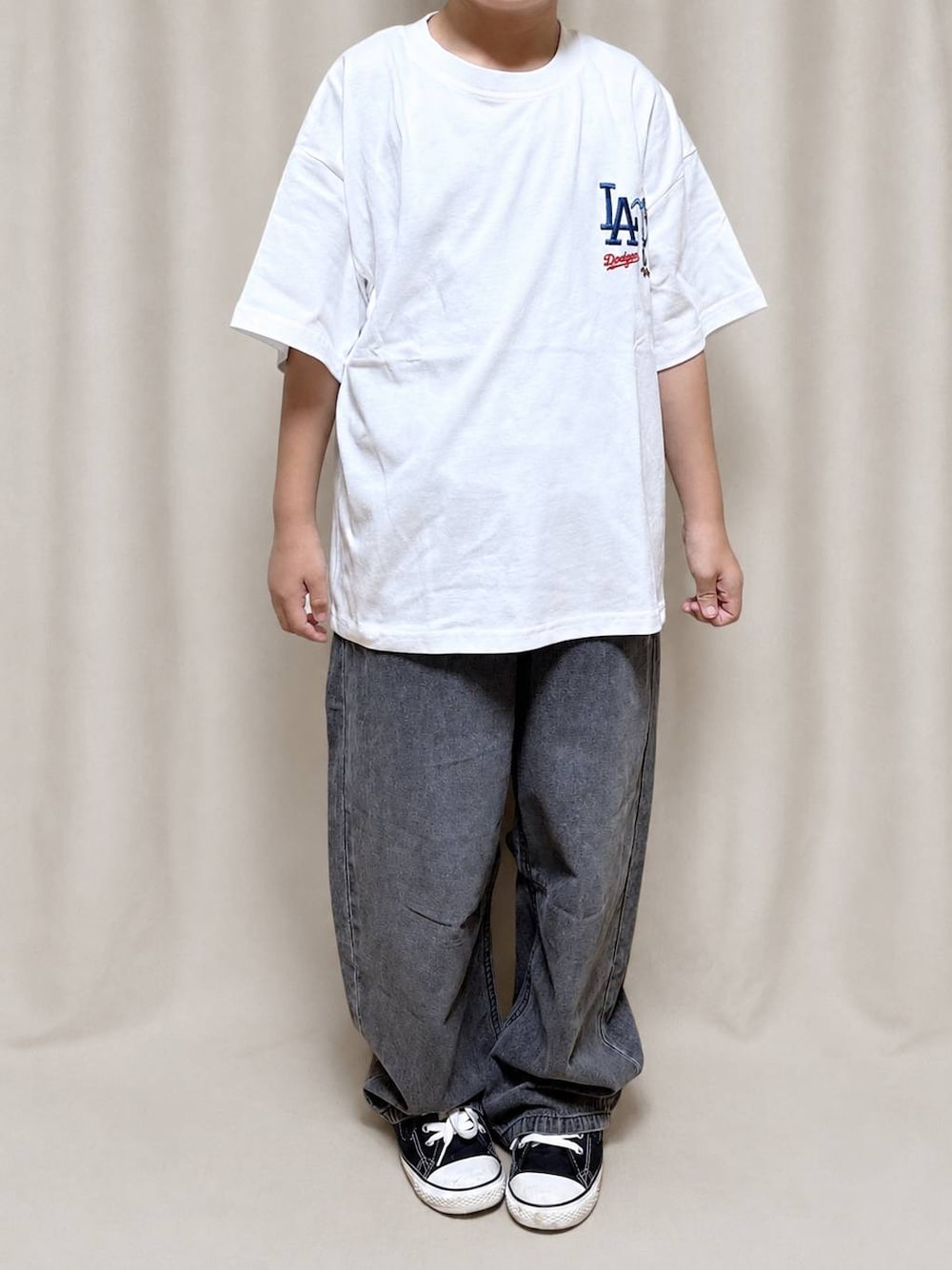 ブラック系のデニムパンツ、その他のTシャツ/カットソーを着用したキッズの夏コーディネートの1枚目の写真