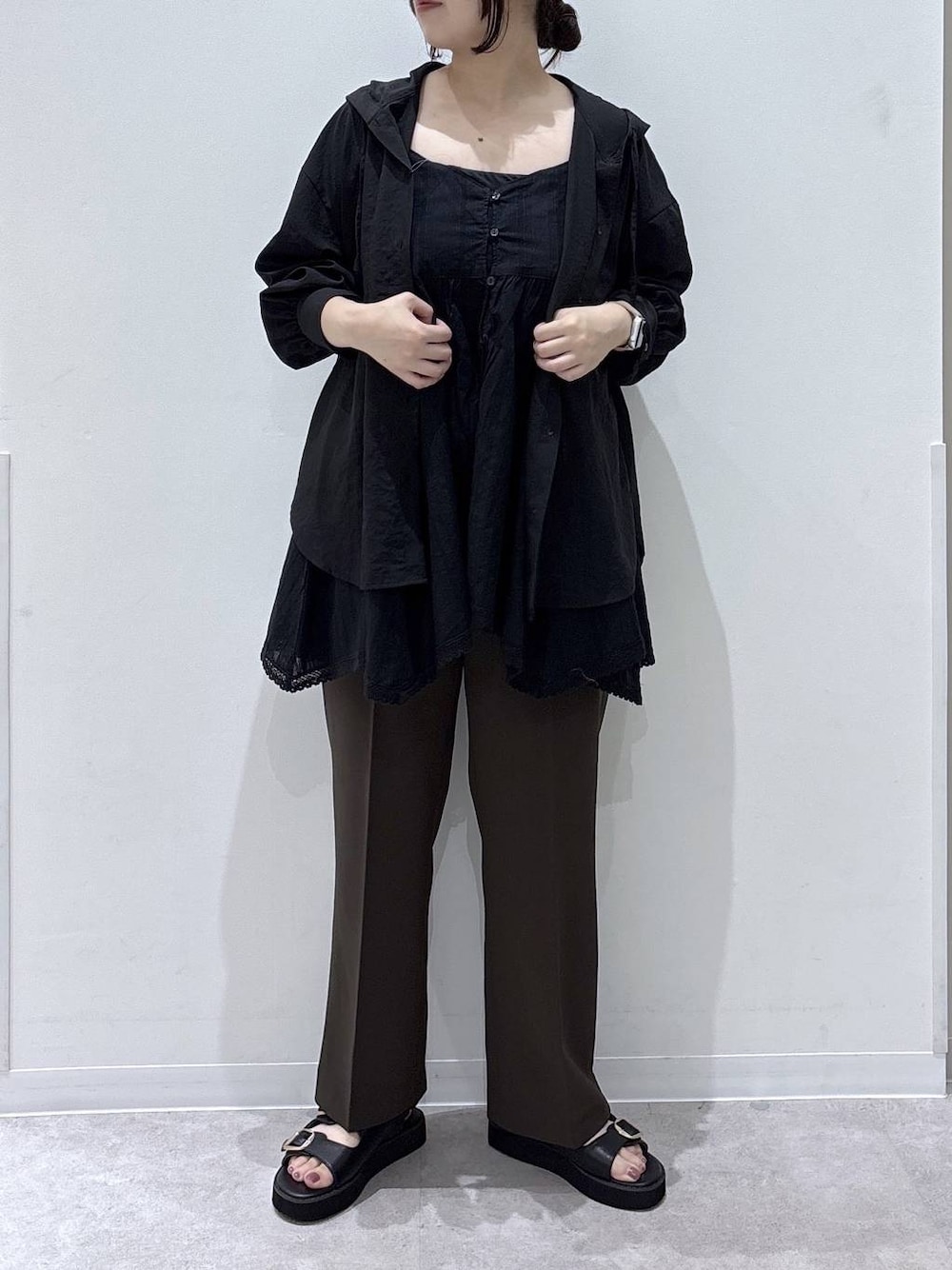ブラック系のシャツ/ブラウス、ブラウン系のその他パンツ、ブラック系のTシャツ/カットソーを着用したレディースの夏コーディネートの1枚目の写真