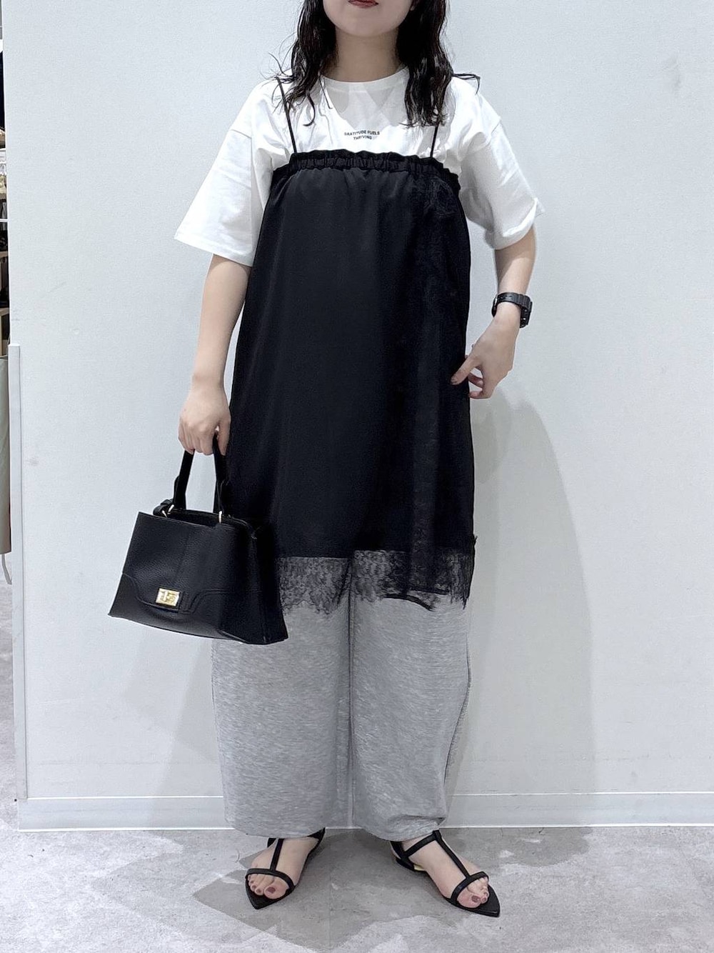 ブラック系のショルダーバッグ、ホワイト系のTシャツ/カットソー、グレー系のその他パンツを着用したレディースの夏コーディネートの1枚目の写真