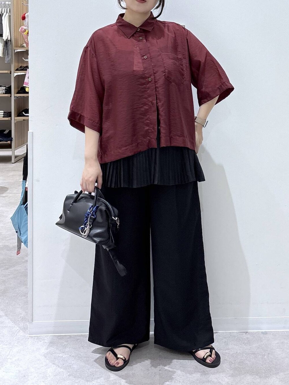 ブラック系のその他パンツ、レッド系のシャツ/ブラウス、ブラック系のボストンバッグを着用したレディースの夏コーディネートの1枚目の写真