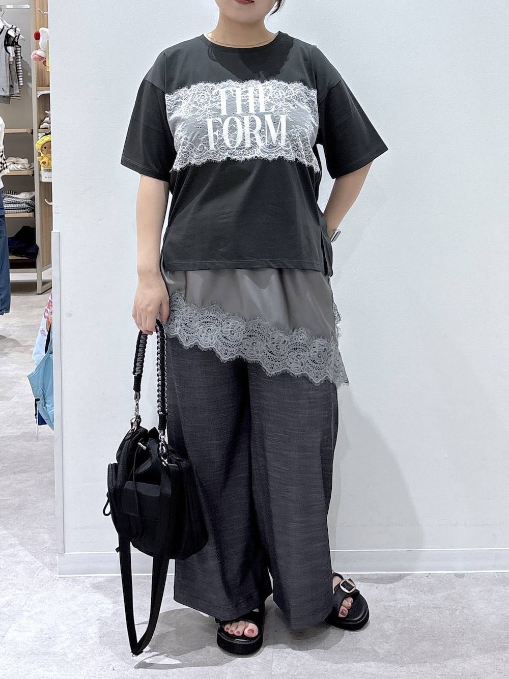 ブラック系のショルダーバッグ、ブルー系のその他パンツ、グレー系のその他トップスを着用したレディースの夏コーディネートの1枚目の写真