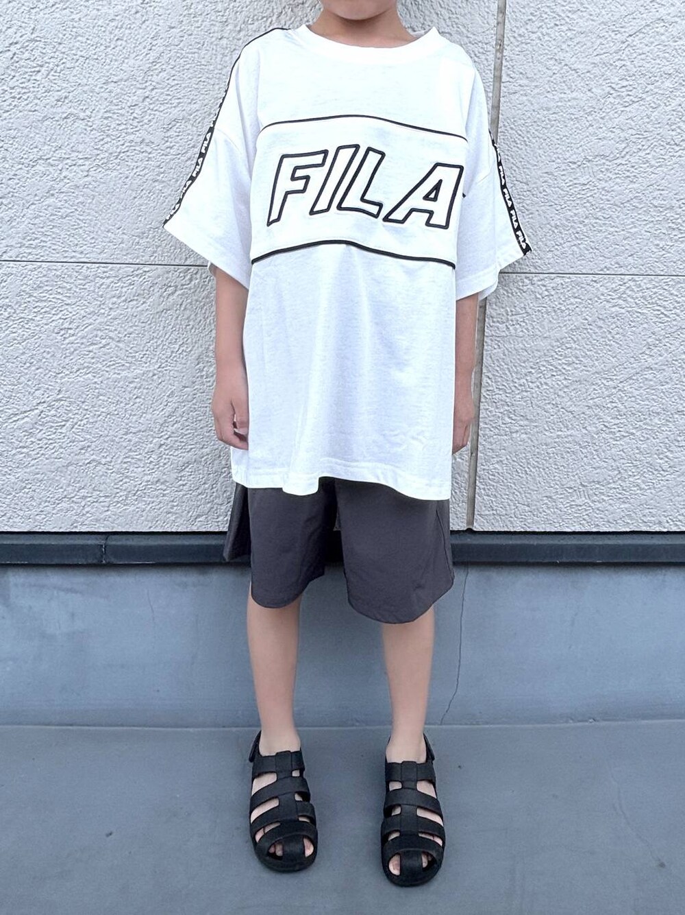 グレー系のその他パンツ、ホワイト系のTシャツ/カットソーを着用したキッズの夏コーディネートの1枚目の写真