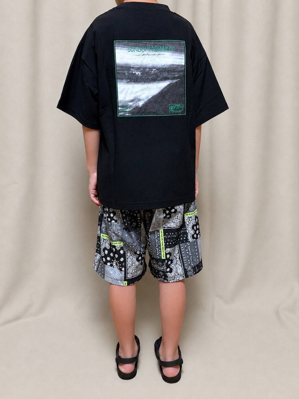 ブラック系のTシャツ/カットソー、その他のその他パンツを着用したキッズの夏コーディネートの1枚目の写真