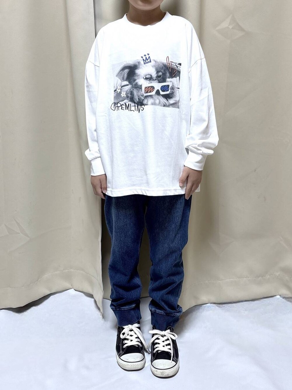 ブルー系のデニムパンツ、ホワイト系のTシャツ/カットソーを着用したキッズの秋コーディネートの1枚目の写真