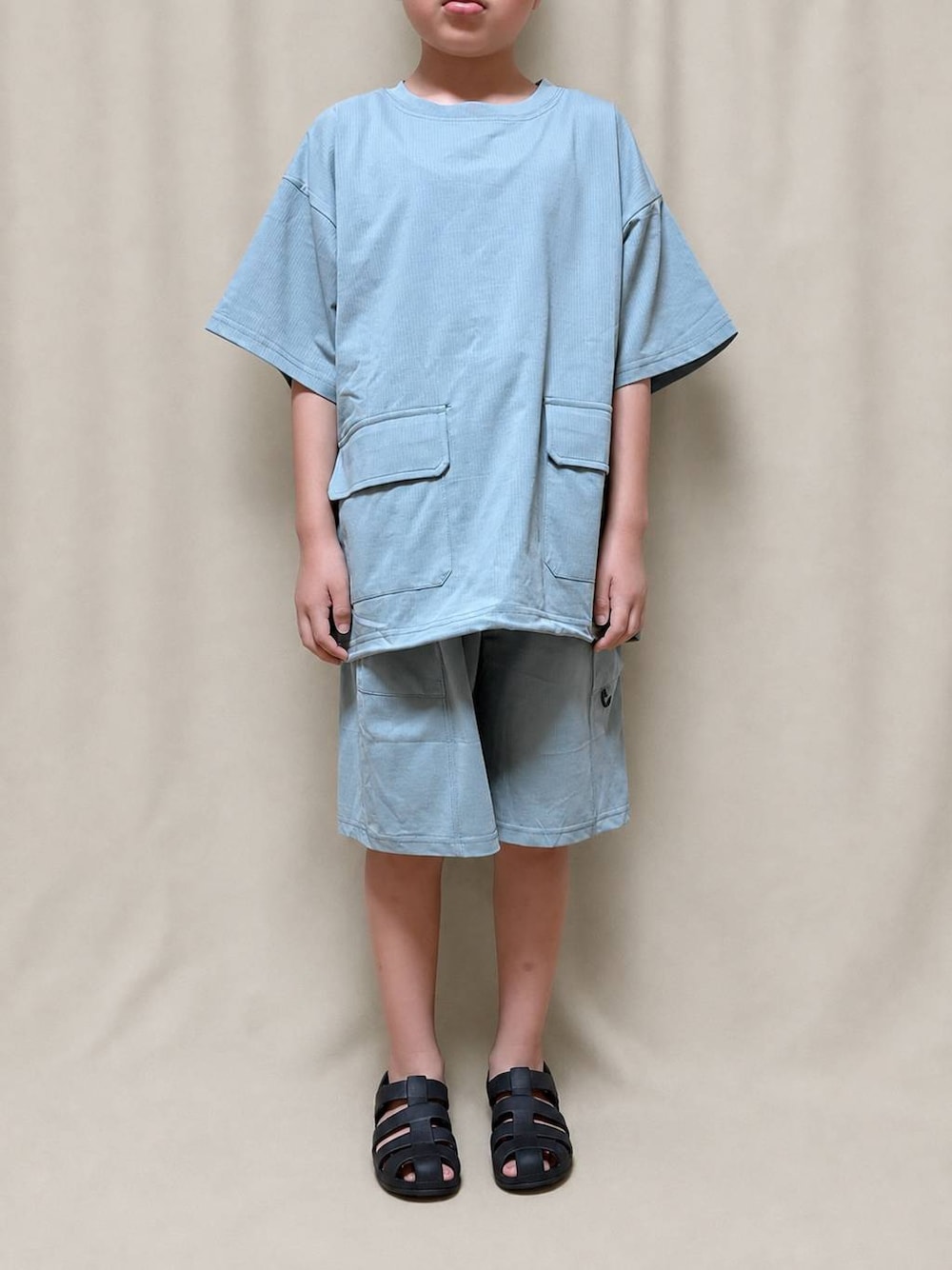 グリーン系のTシャツ/カットソー、グリーン系のその他パンツを着用したキッズの夏コーディネートの1枚目の写真