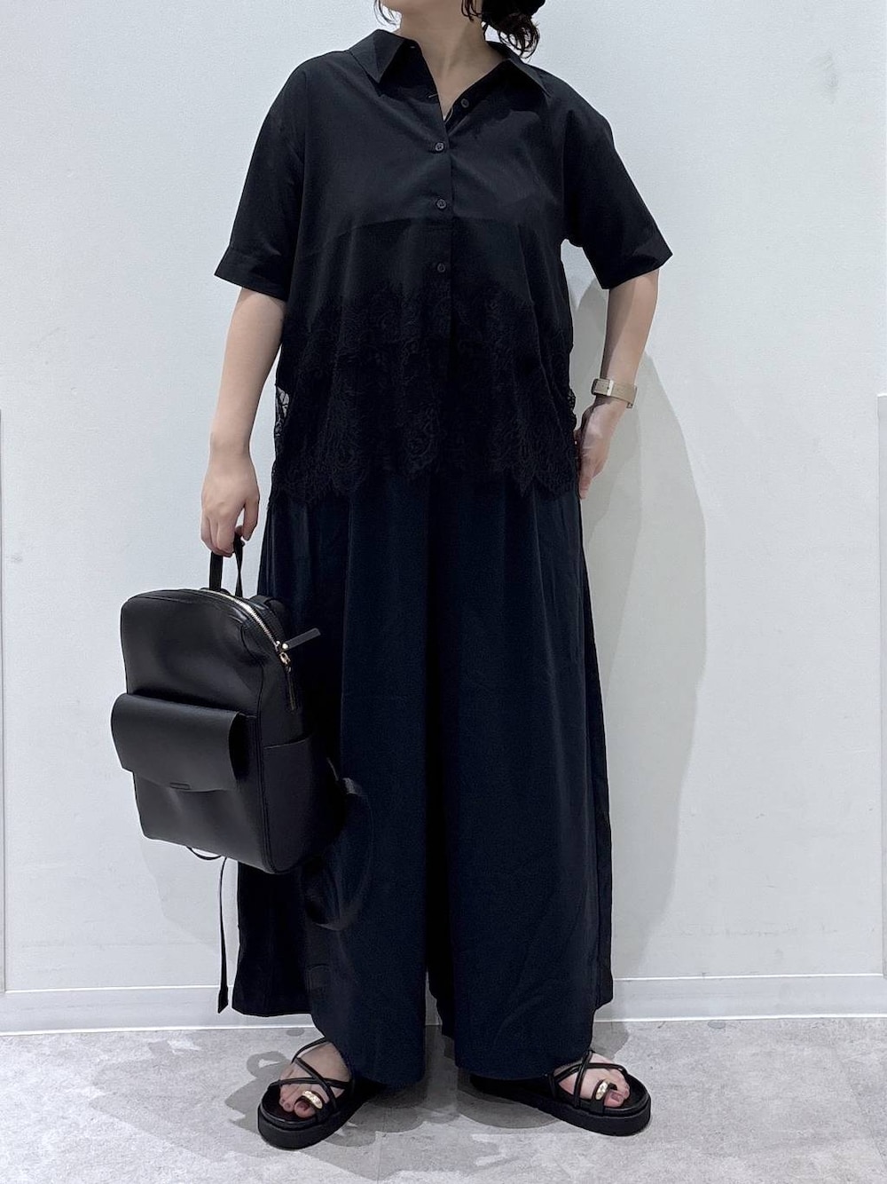 ブラック系のバックパック/リュック、ブルー系のその他パンツ、ブラック系のサンダルを着用したレディースの夏コーディネートの1枚目の写真