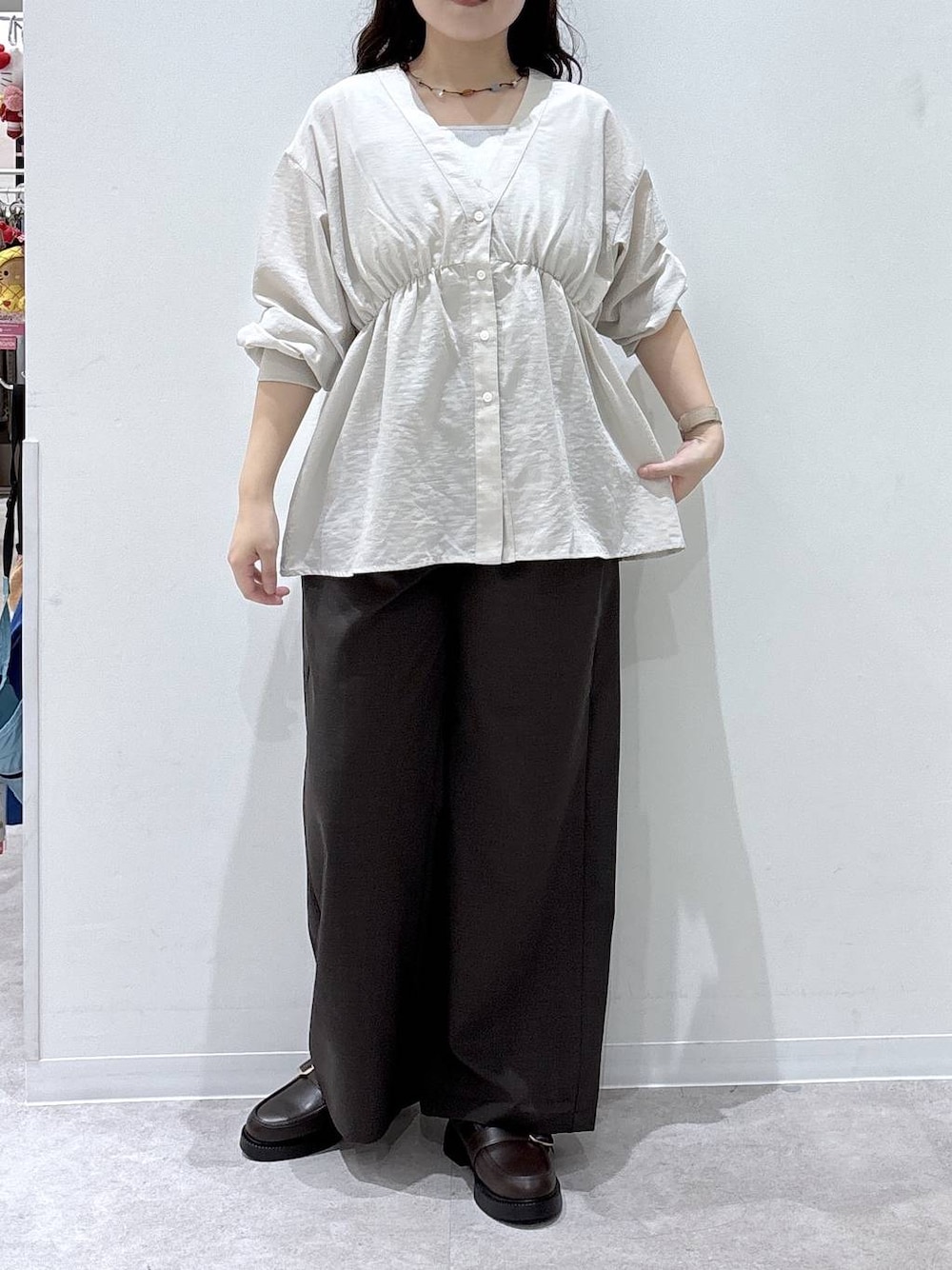 ベージュ系のシャツ/ブラウス、ブラウン系のローファー、ブラウン系のその他パンツを着用したレディースの夏コーディネートの1枚目の写真