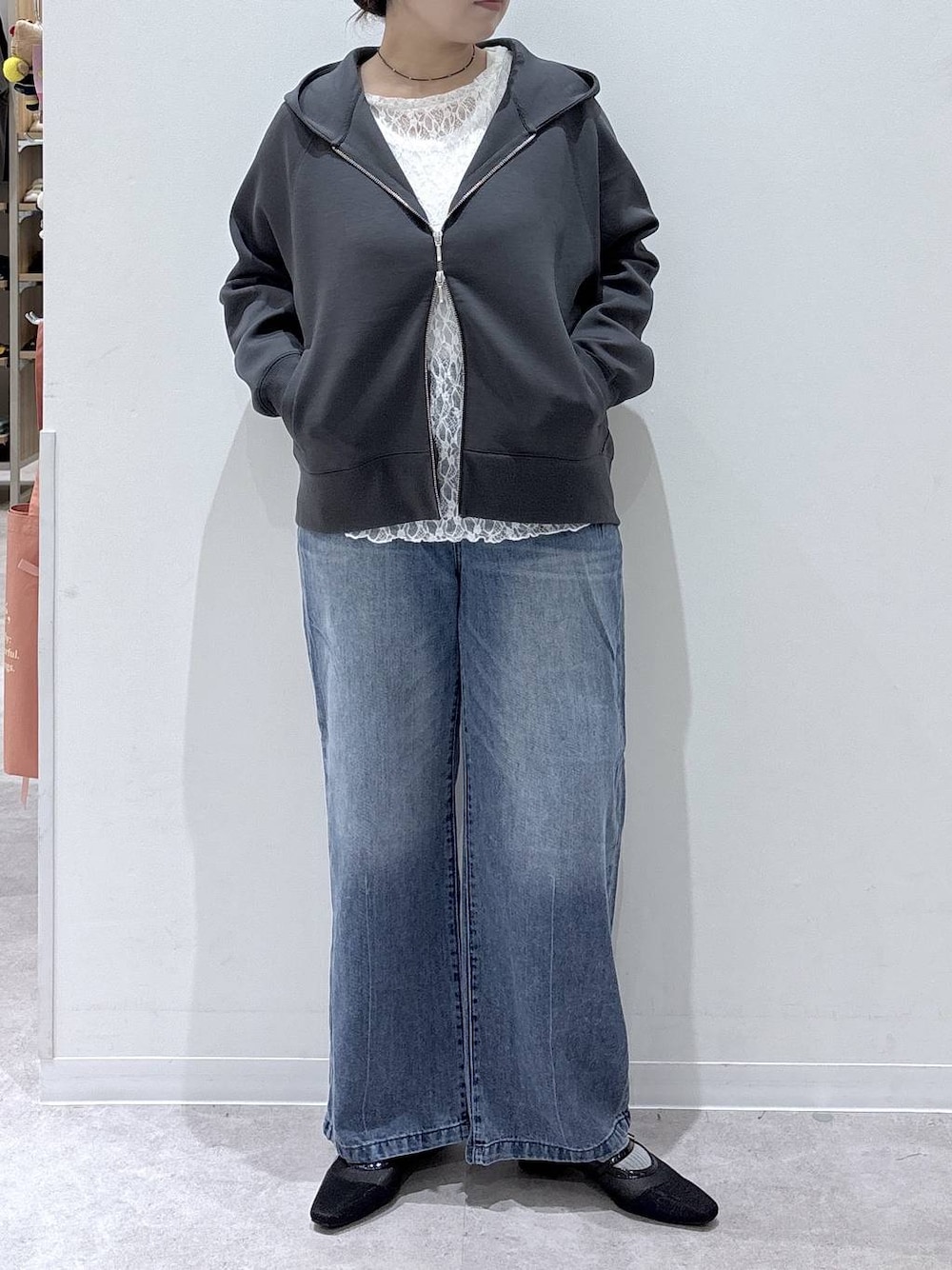 グレー系のパーカー、ブルー系のデニムパンツ、ホワイト系のTシャツ/カットソーを着用したレディースの秋コーディネートの1枚目の写真
