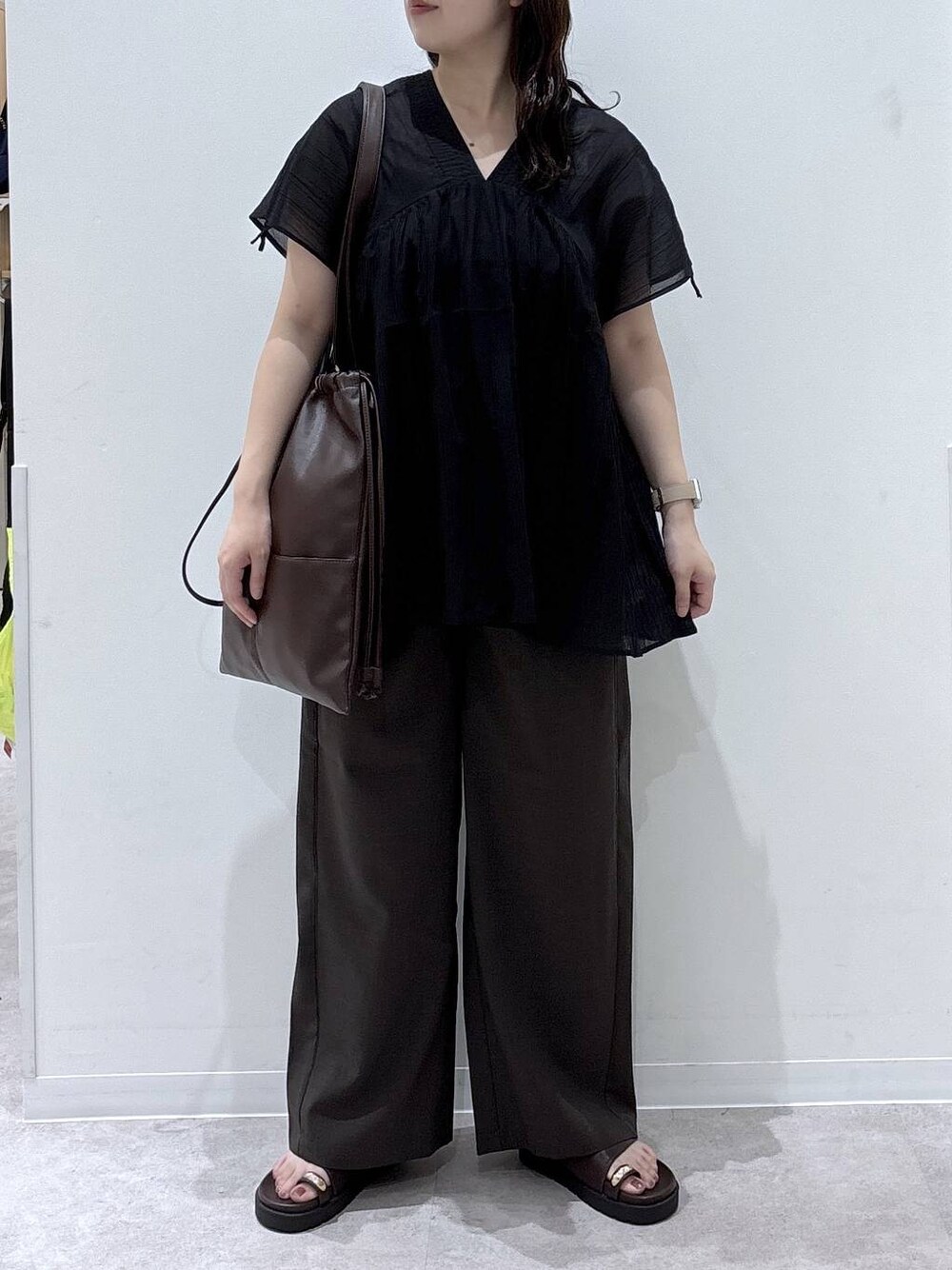 ブラウン系のその他パンツ、ブラック系のシャツ/ブラウス、ブラック系のサンダルを着用したレディースの夏コーディネートの1枚目の写真
