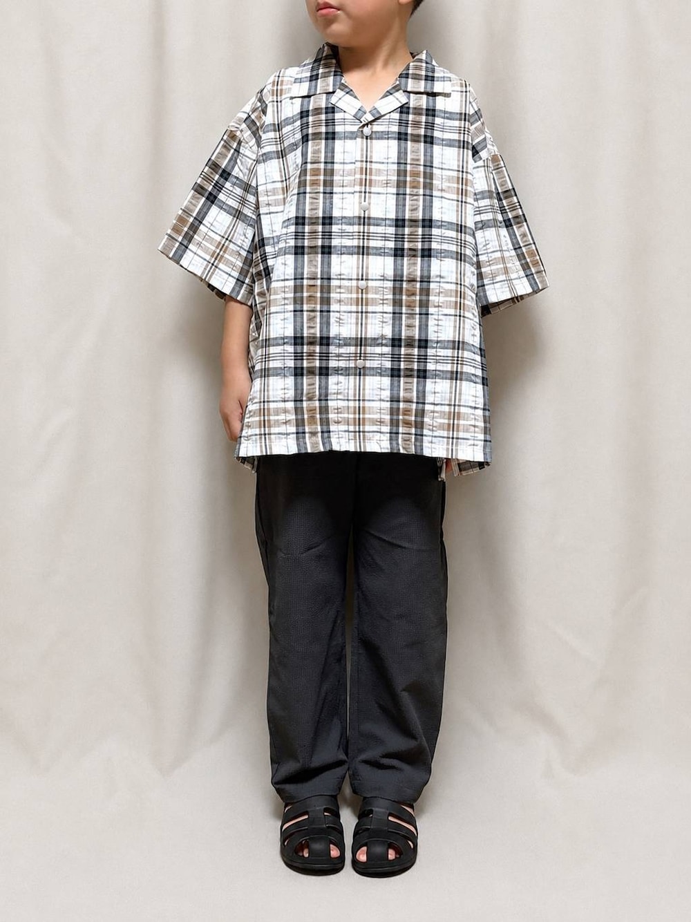 グレー系のその他パンツ、ホワイト系のシャツ/ブラウスを着用したキッズの夏コーディネートの1枚目の写真