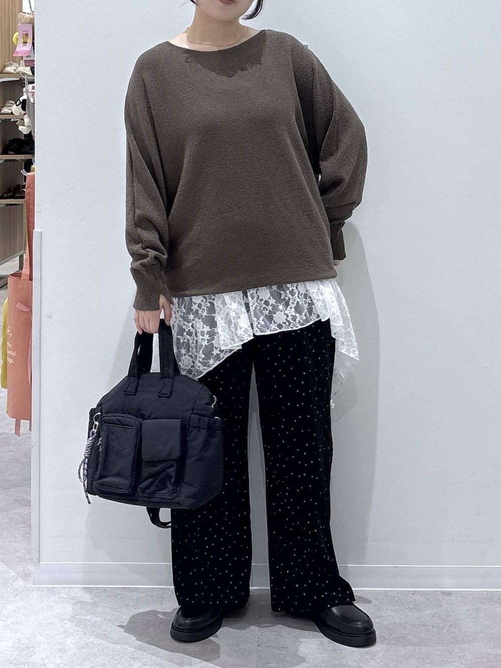 ブラック系のトートバッグ、ブラック系のその他パンツ、グリーン系のニット/セーターを着用したレディースの秋コーディネートの1枚目の写真