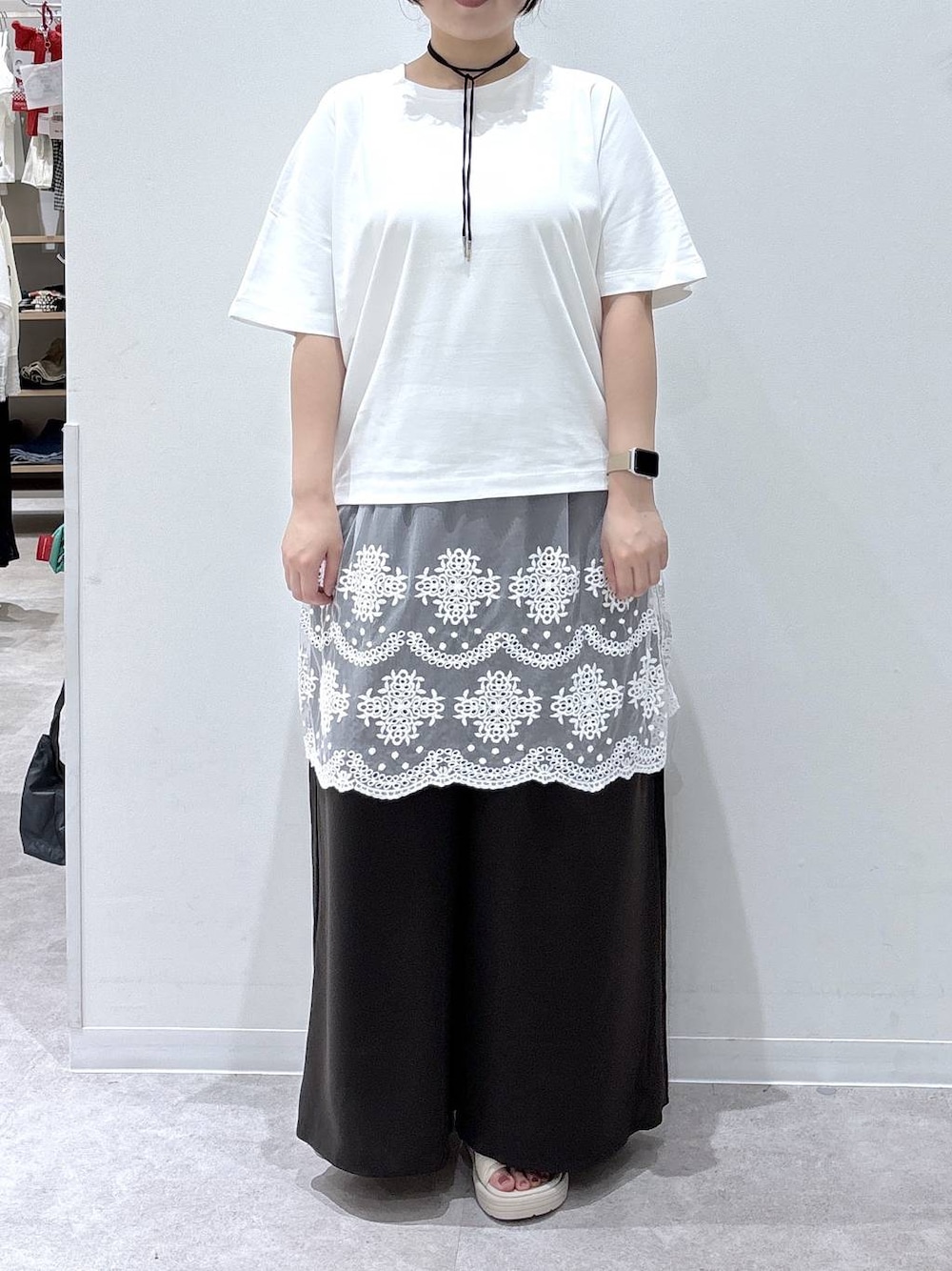 ホワイト系のTシャツ/カットソー、ホワイト系のサンダル、ブラウン系のその他パンツを着用したレディースの夏コーディネートの1枚目の写真