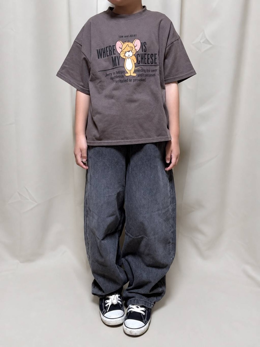ブラック系のデニムパンツ、ブラウン系のTシャツ/カットソーを着用したキッズの秋コーディネートの1枚目の写真