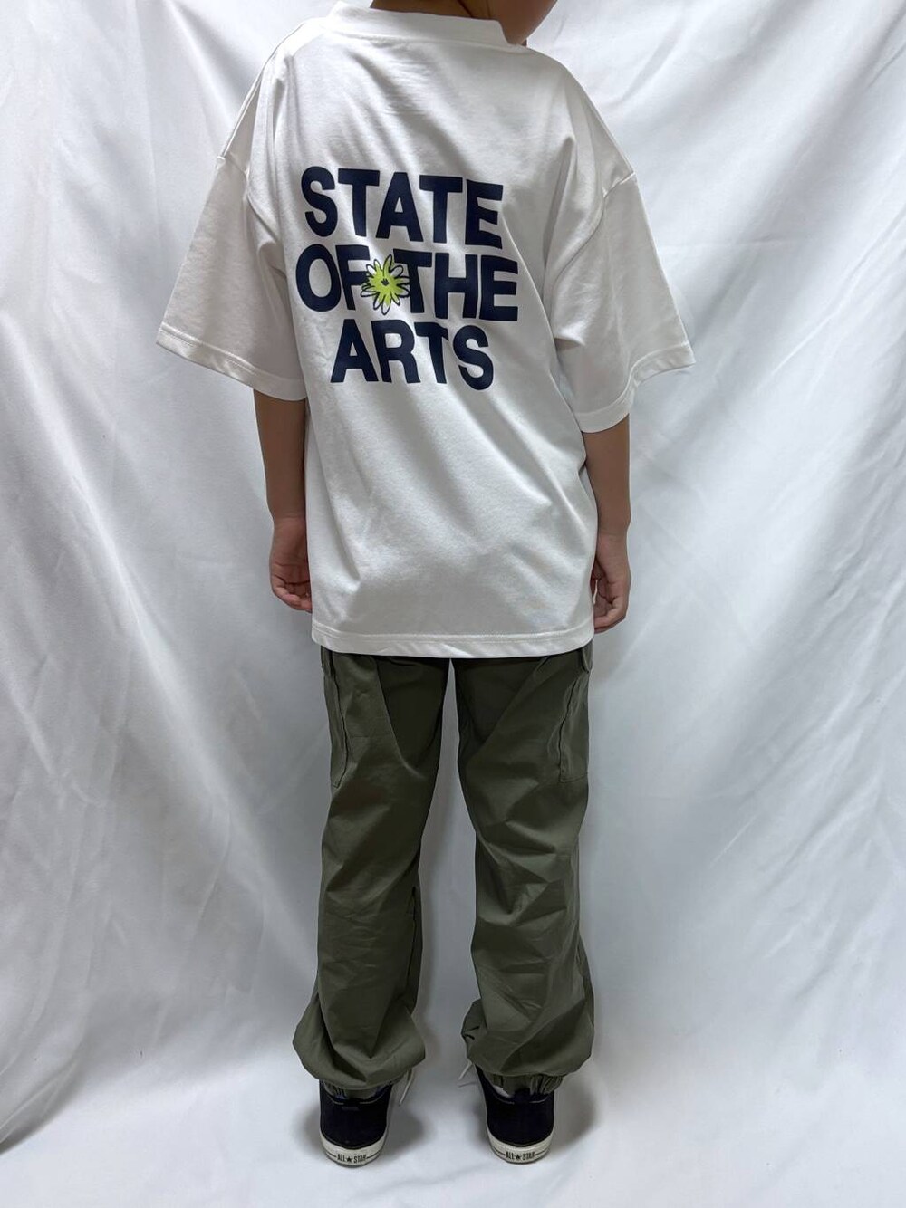 ホワイト系のTシャツ/カットソー、グリーン系のカーゴパンツを着用したキッズの秋コーディネートの1枚目の写真
