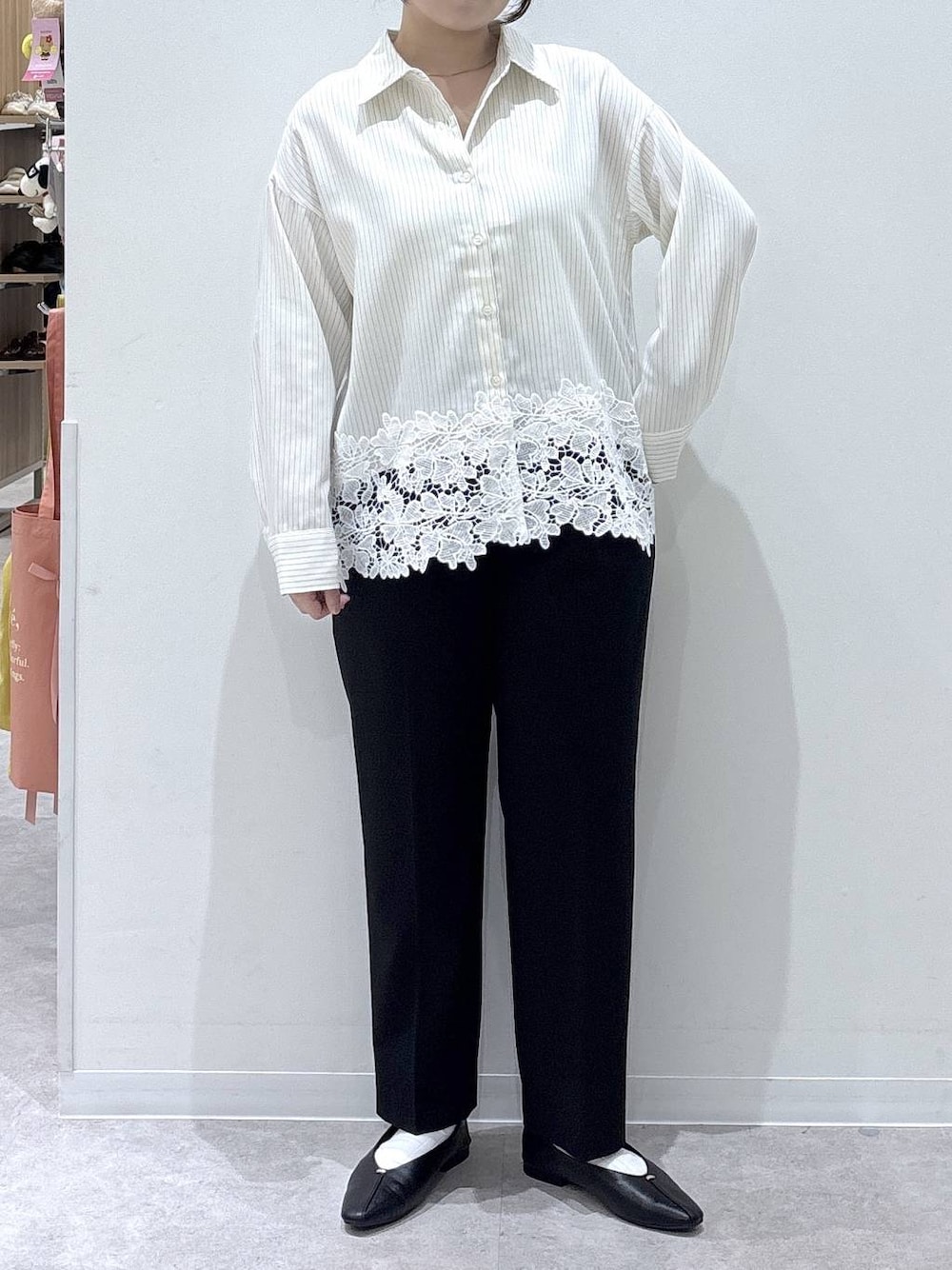 ブラック系のパンプス、ホワイト系のシャツ/ブラウス、ブラック系のその他パンツを着用したレディースの秋コーディネートの1枚目の写真