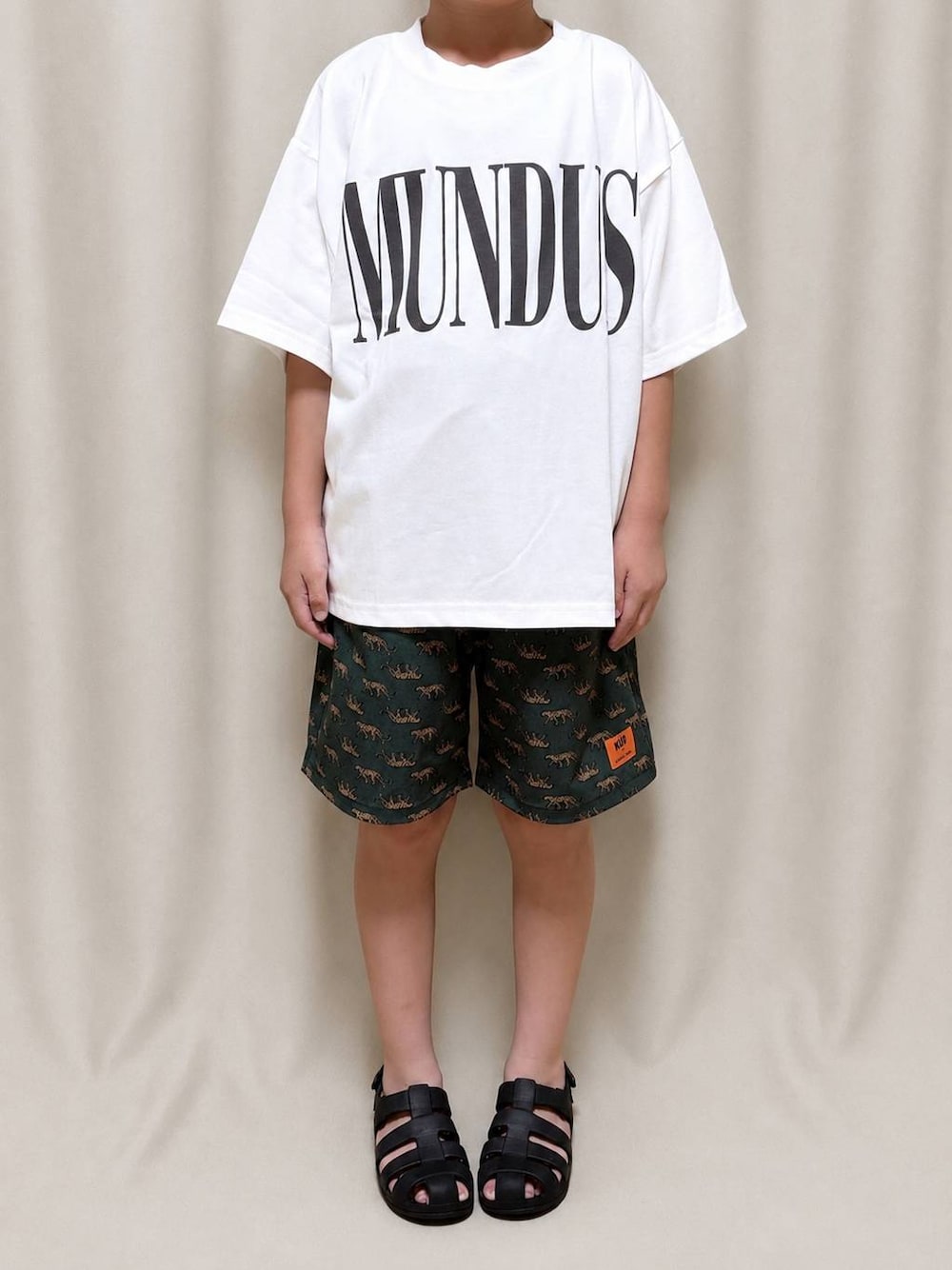 ホワイト系のTシャツ/カットソー、その他のその他パンツを着用したキッズの夏コーディネートの1枚目の写真