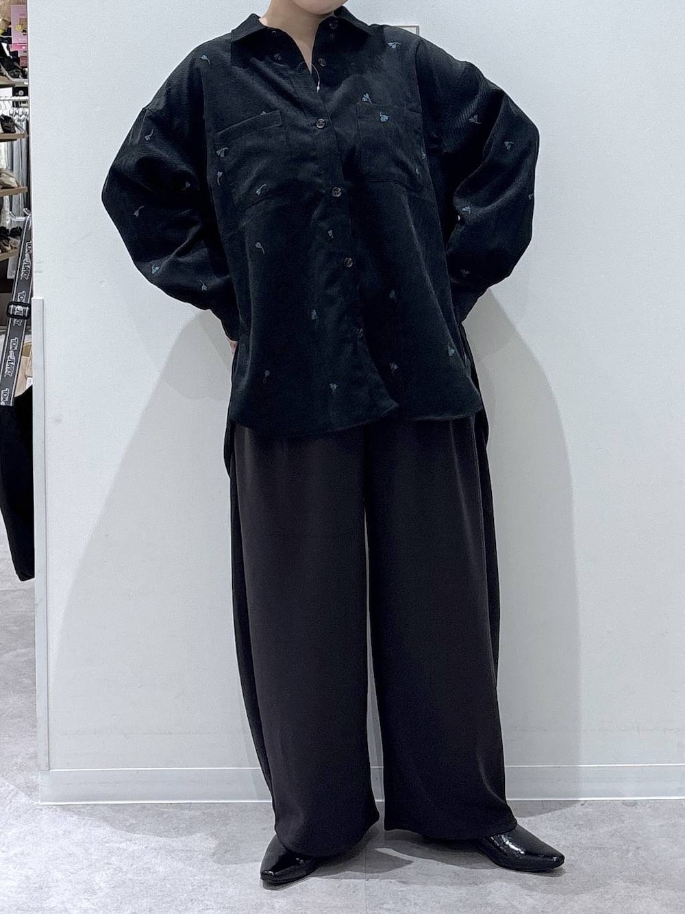 ブラック系のパンプス、ブラック系のその他パンツ、ブラック系のシャツ/ブラウスを着用したレディースの秋コーディネートの1枚目の写真