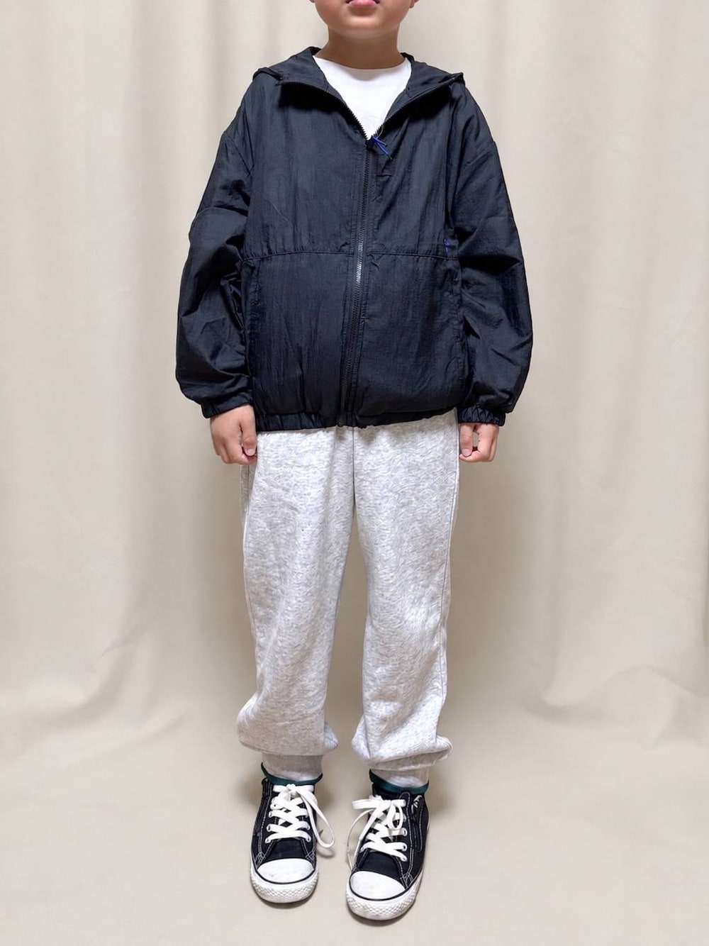 ブラック系のパーカー、グレー系のスウェットパンツを着用したキッズの夏コーディネートの1枚目の写真