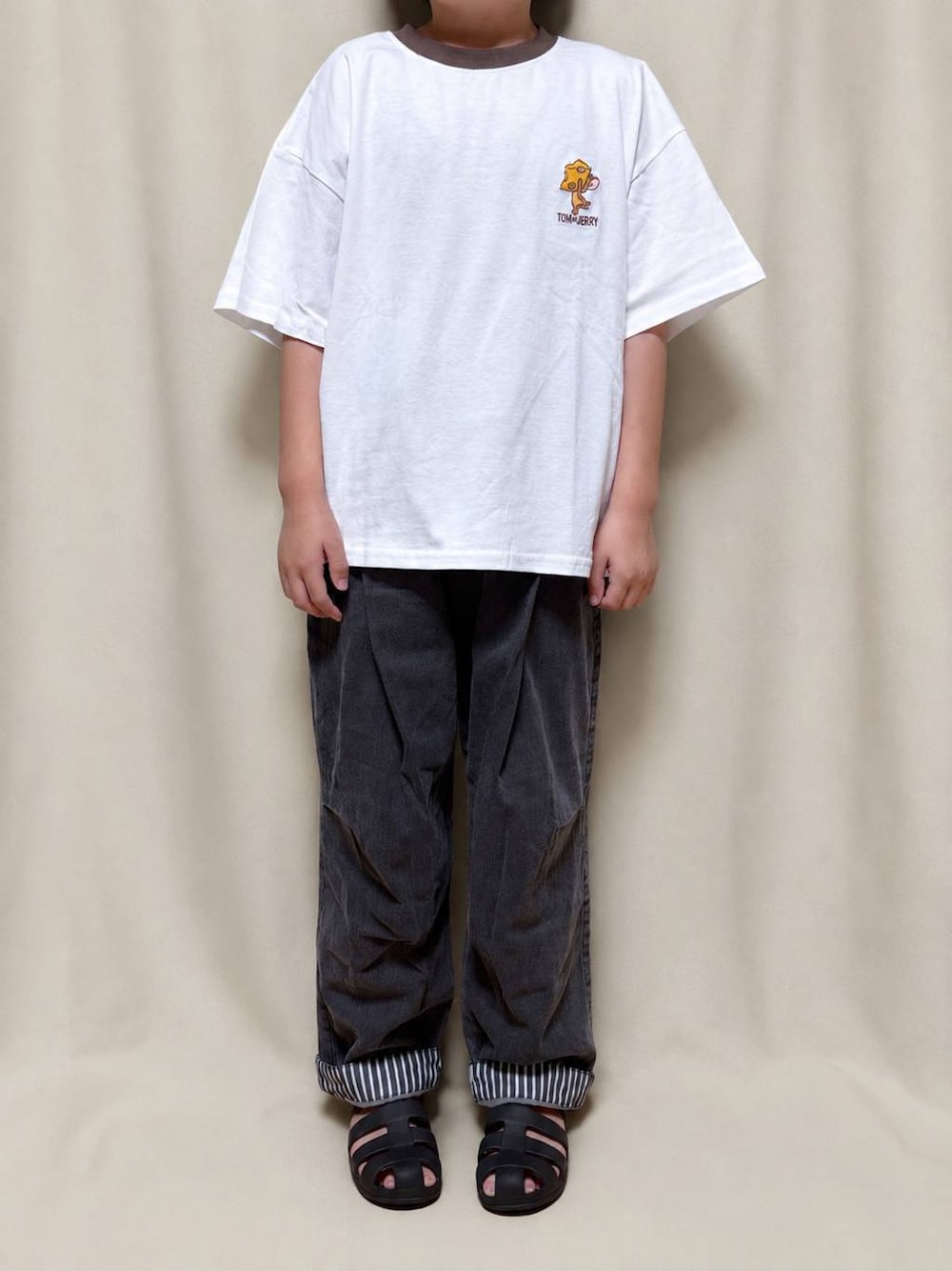 ホワイト系のTシャツ/カットソー、ブラック系のデニムパンツを着用したキッズの夏コーディネートの1枚目の写真