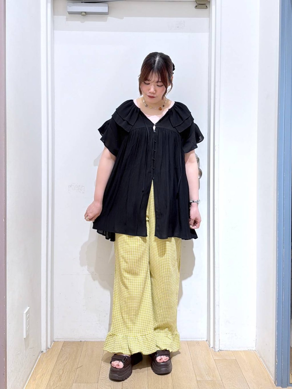ブラック系のワンピース、ブラウン系のサンダル、イエロー系のその他パンツを着用したレディースの夏コーディネートの1枚目の写真