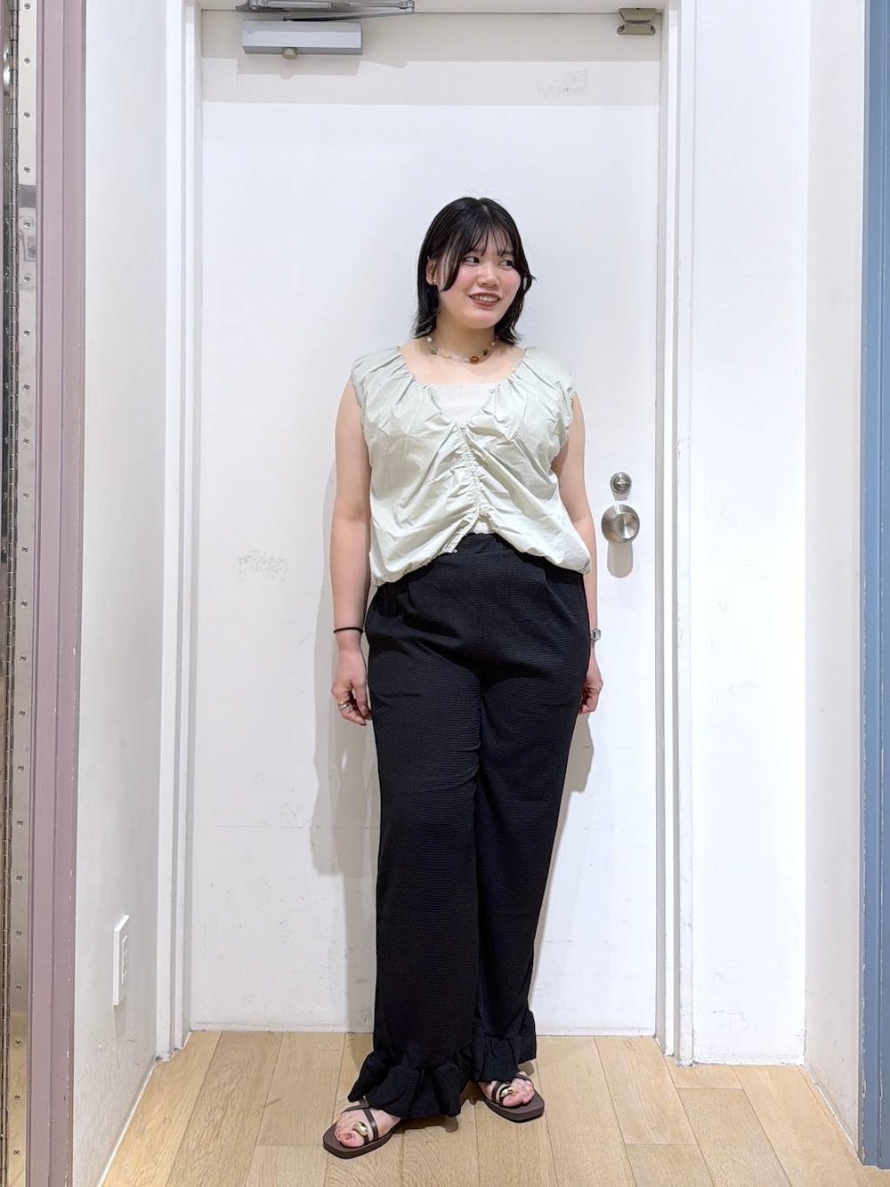 グリーン系のシャツ/ブラウス、シルバー系のタンクトップ、ブラウン系のサンダルを着用したレディースの夏コーディネートの1枚目の写真