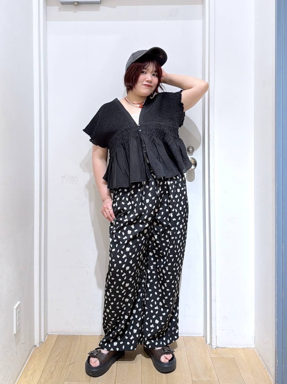 シルバー系のタンクトップ、ブラック系のシャツ/ブラウス、ブラック系のその他パンツを着用したレディースの春コーディネートの1枚目の写真