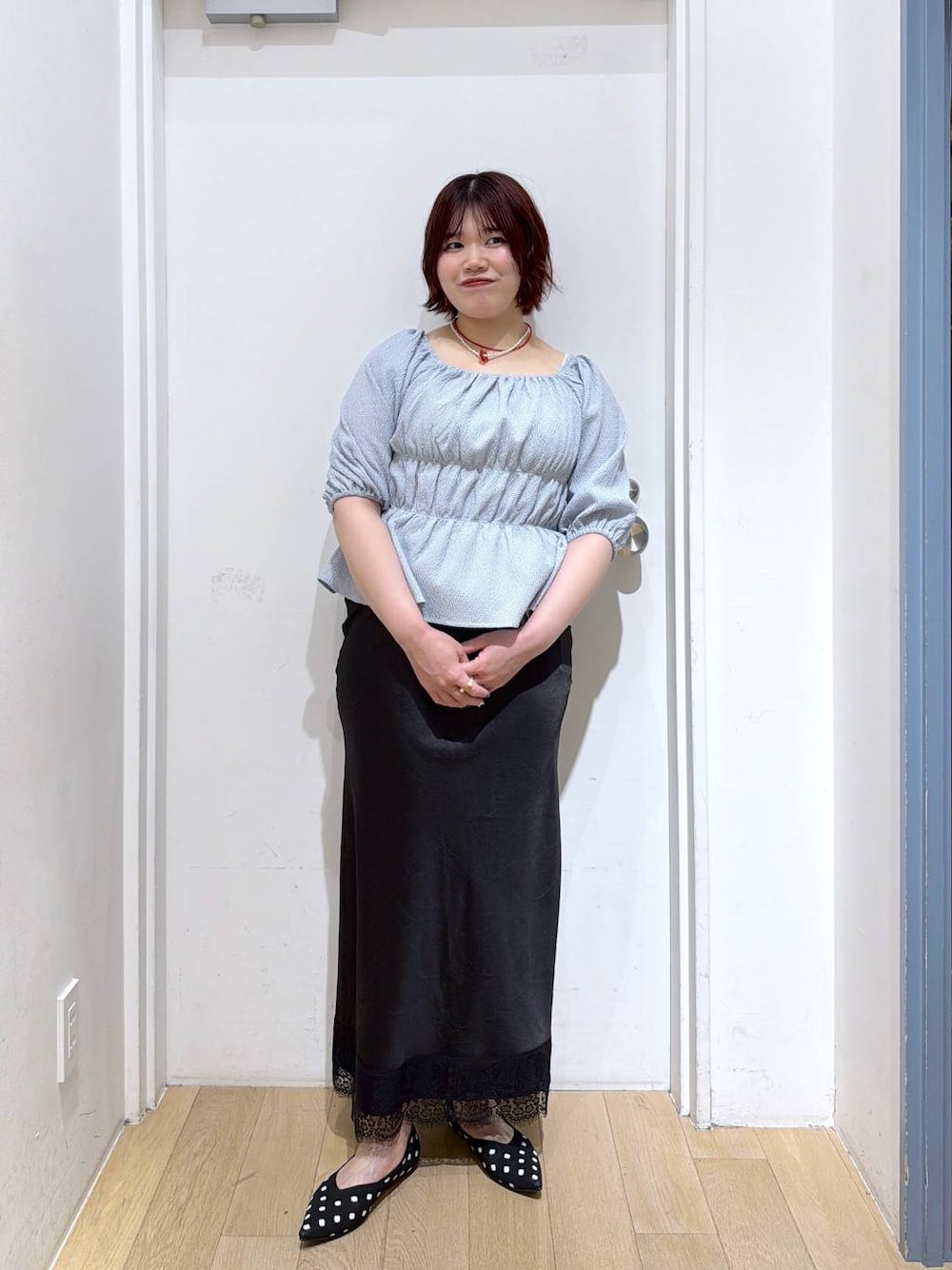 その他のパンプス、ブルー系のシャツ/ブラウス、ブラック系のスカートを着用したレディースの春コーディネートの1枚目の写真