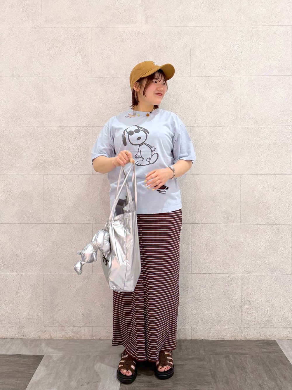 ブラウン系のサンダル、シルバー系のエコバッグ/サブバッグ、ブルー系のTシャツ/カットソーを着用したレディースの夏コーディネートの1枚目の写真