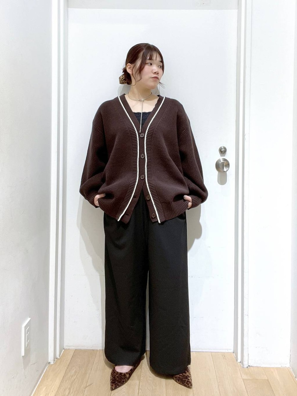 ブラック系のその他パンツ、ブラウン系のカーディガン/ボレロ、その他のパンプスを着用したレディースの秋コーディネートの1枚目の写真