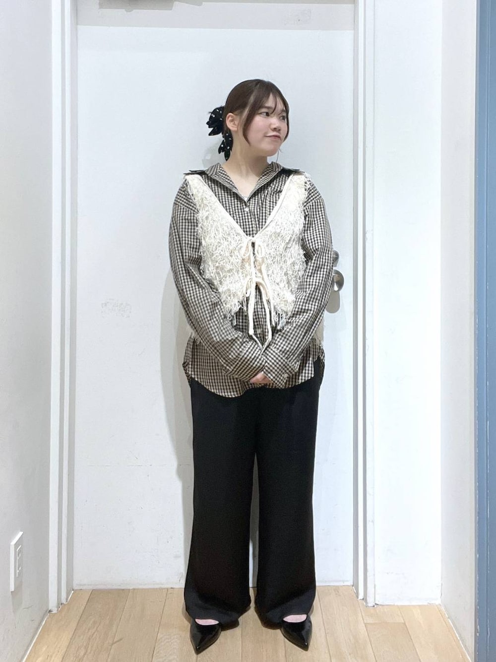 ブラック系のパンプス、ブラウン系のシャツ/ブラウス、ブラック系のその他パンツを着用したレディースの冬コーディネートの1枚目の写真