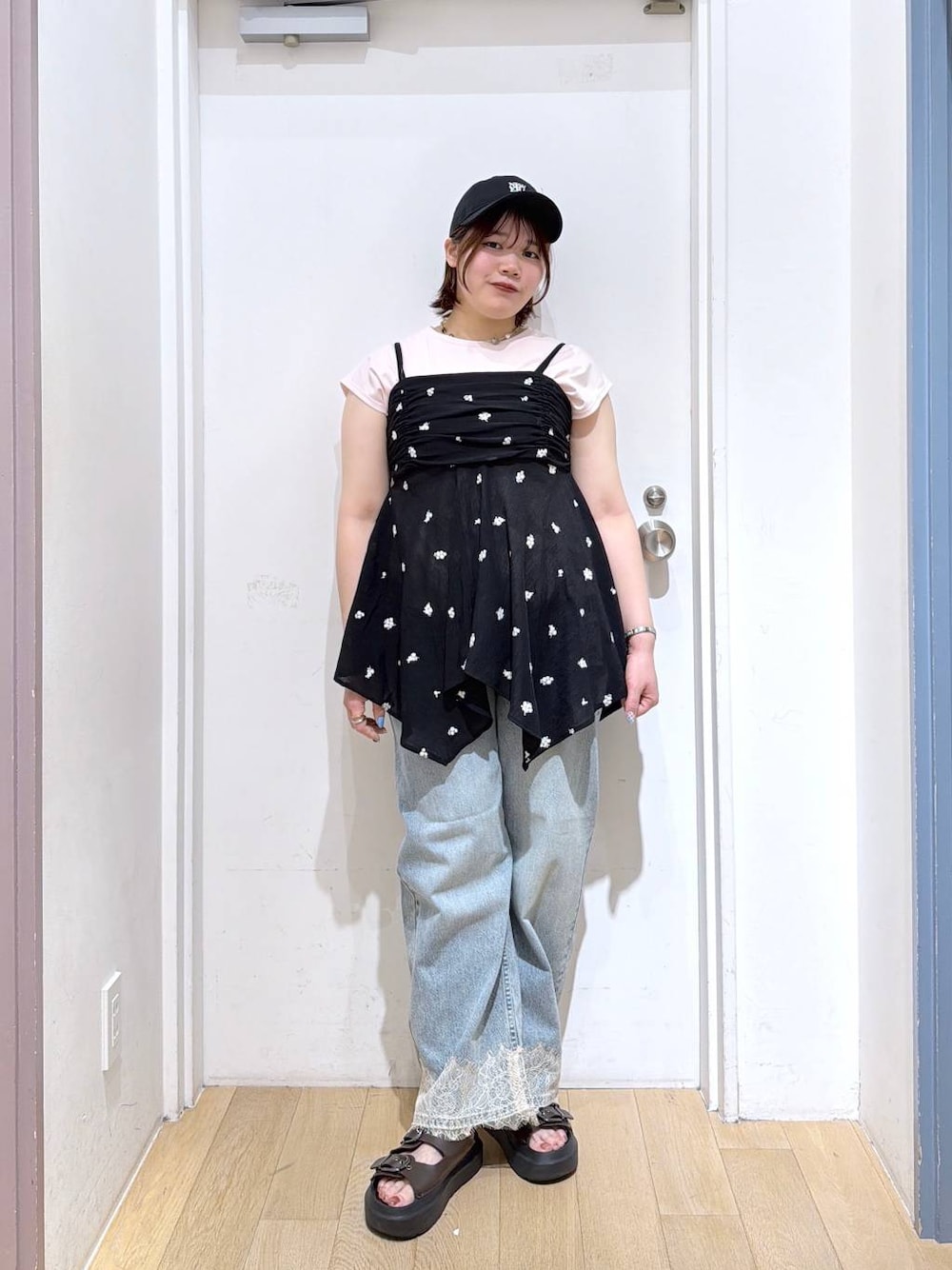 ピンク系のTシャツ/カットソー、ブルー系のデニムパンツ、ブラック系のシャツ/ブラウスを着用したレディースの夏コーディネートの1枚目の写真