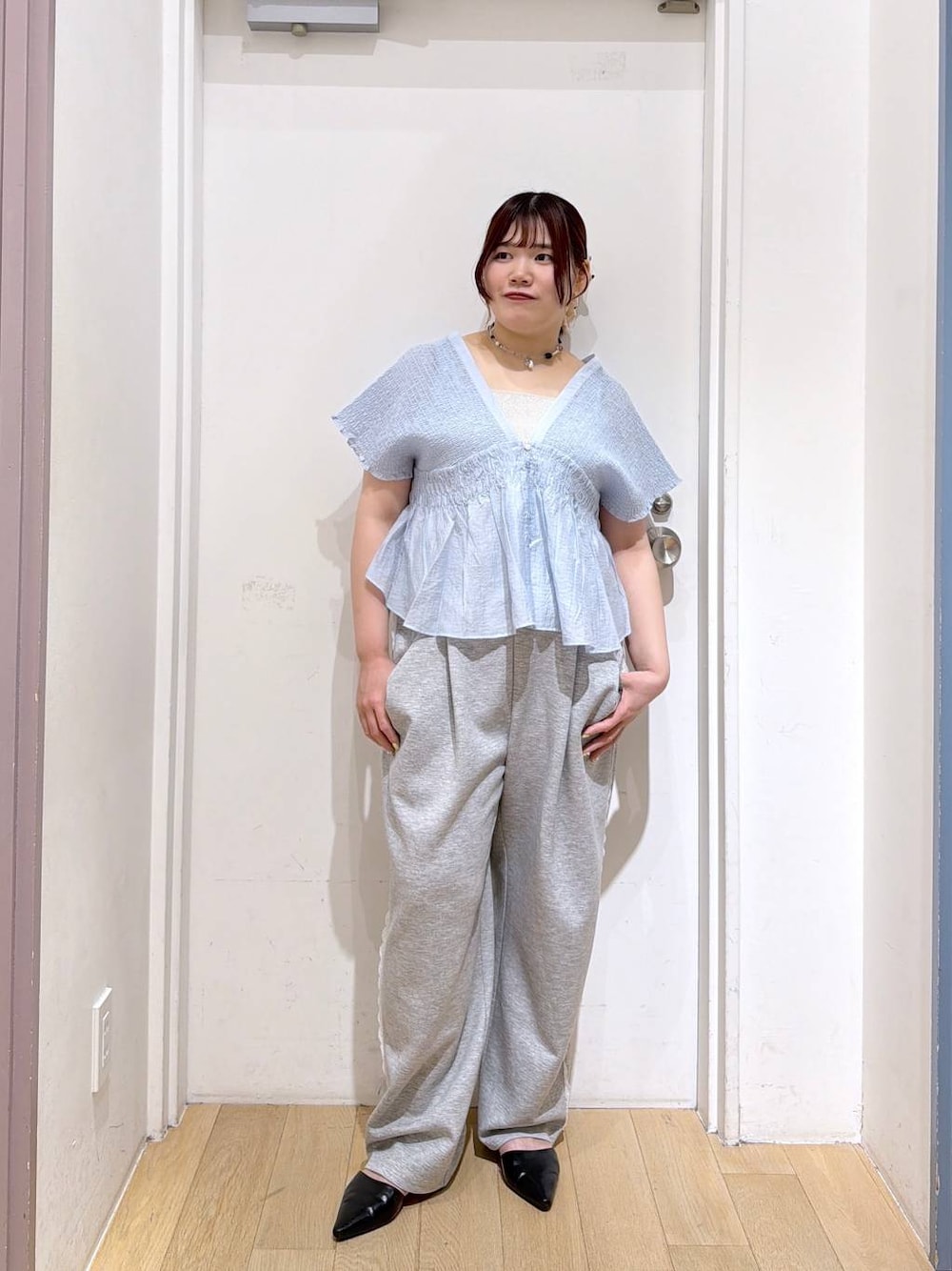グレー系のスウェットパンツ、シルバー系のタンクトップ、ブルー系のシャツ/ブラウスを着用したレディースの夏コーディネートの1枚目の写真