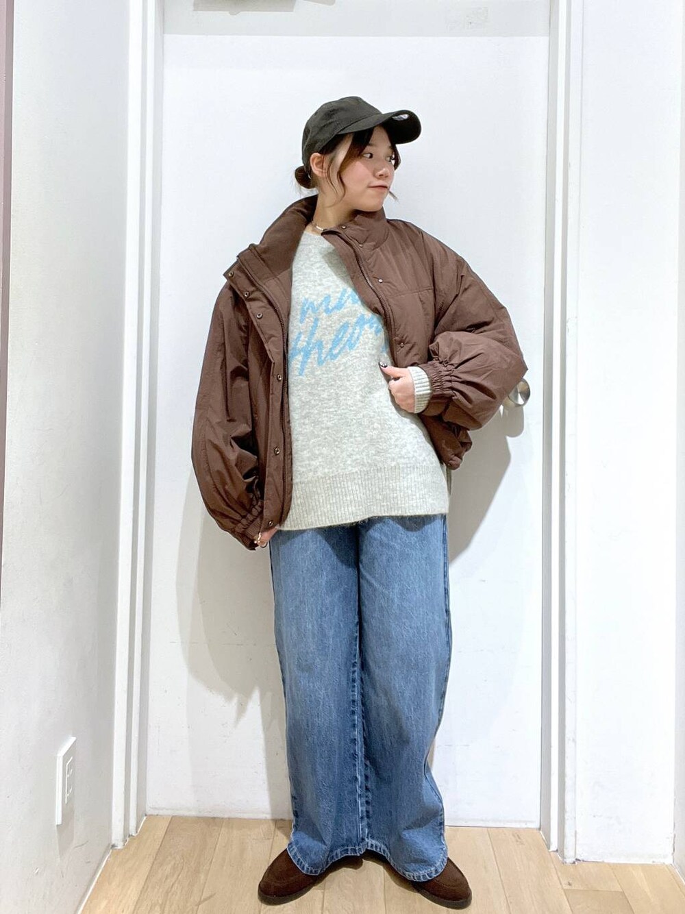 ブラウン系のその他アウター、ブルー系のデニムパンツ、ブラウン系のローファーを着用したレディースの秋コーディネートの1枚目の写真