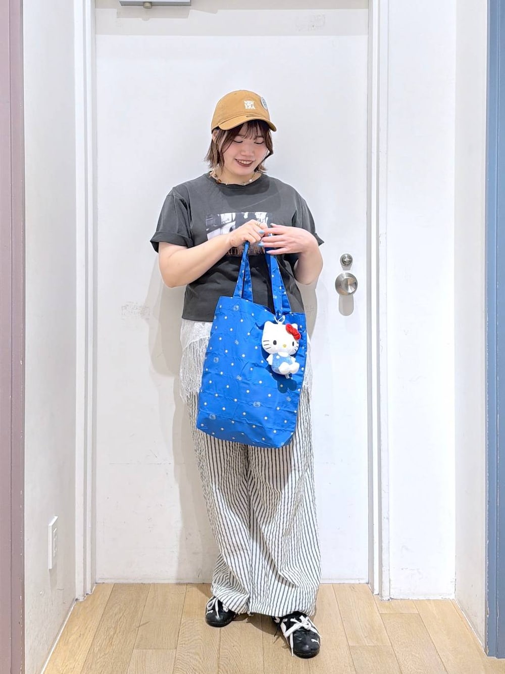 ホワイト系のTシャツ/カットソー、ホワイト系のエコバッグ/サブバッグ、ホワイト系のその他パンツを着用したレディースの夏コーディネートの1枚目の写真