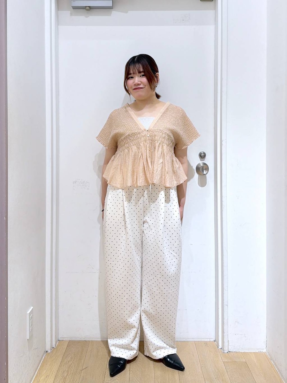 ホワイト系のスウェットパンツ、シルバー系のタンクトップ、ベージュ系のシャツ/ブラウスを着用したレディースの夏コーディネートの1枚目の写真