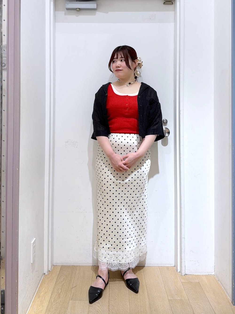 レッド系のタンクトップ、ブラック系のサンダル、ブラック系のシャツ/ブラウスを着用したレディースの夏コーディネートの1枚目の写真