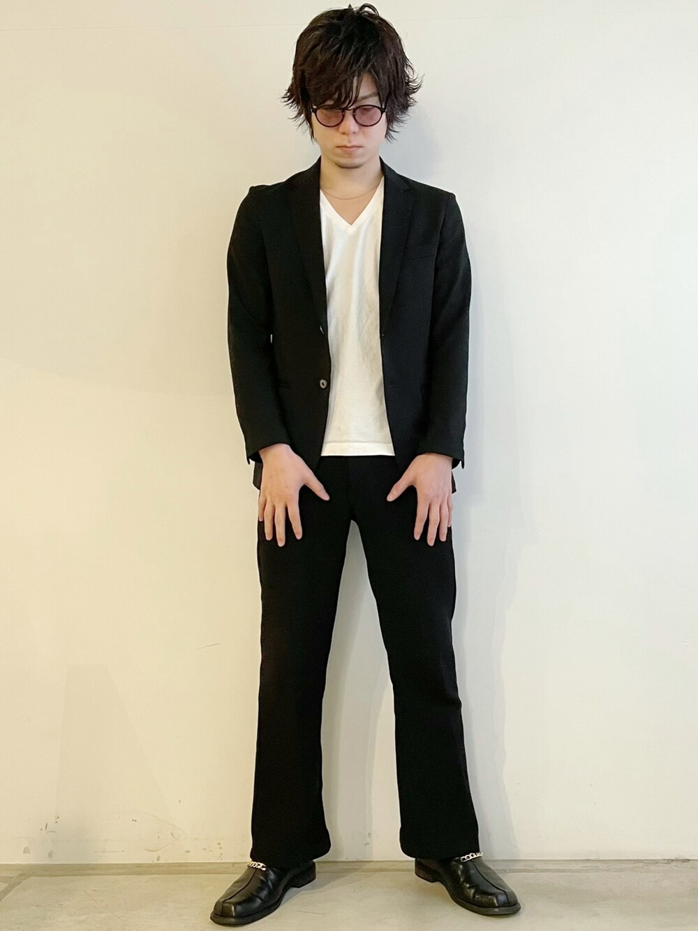 「大人コーデ、大人カジュアル、ブラック、低身長コーデ、カジュアル、ジャケット、サングラス、メガネ男子、シンプル、シンプルコーデ、きれいめカジュアル、キレイめ、フレアパンツ、白Tシャツ、レイヤードスタイル」｜「HANESの[HANES/ヘインズ] 2P ジャパンフィットVネックTシャツ（Tシャツ/カットソー、ホワイト系）」を使った、tatsuokikimuraさん（メンズ・170cm）の冬コーディネートの1枚目の写真