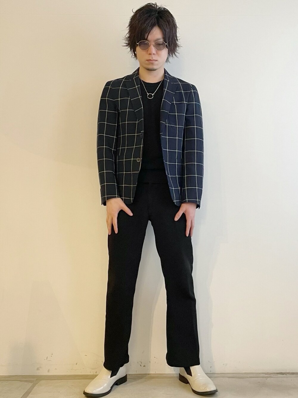 「春服みてみて、カジュアル、低身長、低身長コーデ、シンプルコーデ、大人カジュアル、大人コーデ、きれいめカジュアル、キレイめ、シンプル、カジュアルコーデ、ジャケット、サングラス、フレアパンツ」｜「green label relaxingのテーラードジャケット（テーラードジャケット、ブルー系）」を使った、tatsuokikimuraさん（メンズ・170cm）の春コーディネートの1枚目の写真